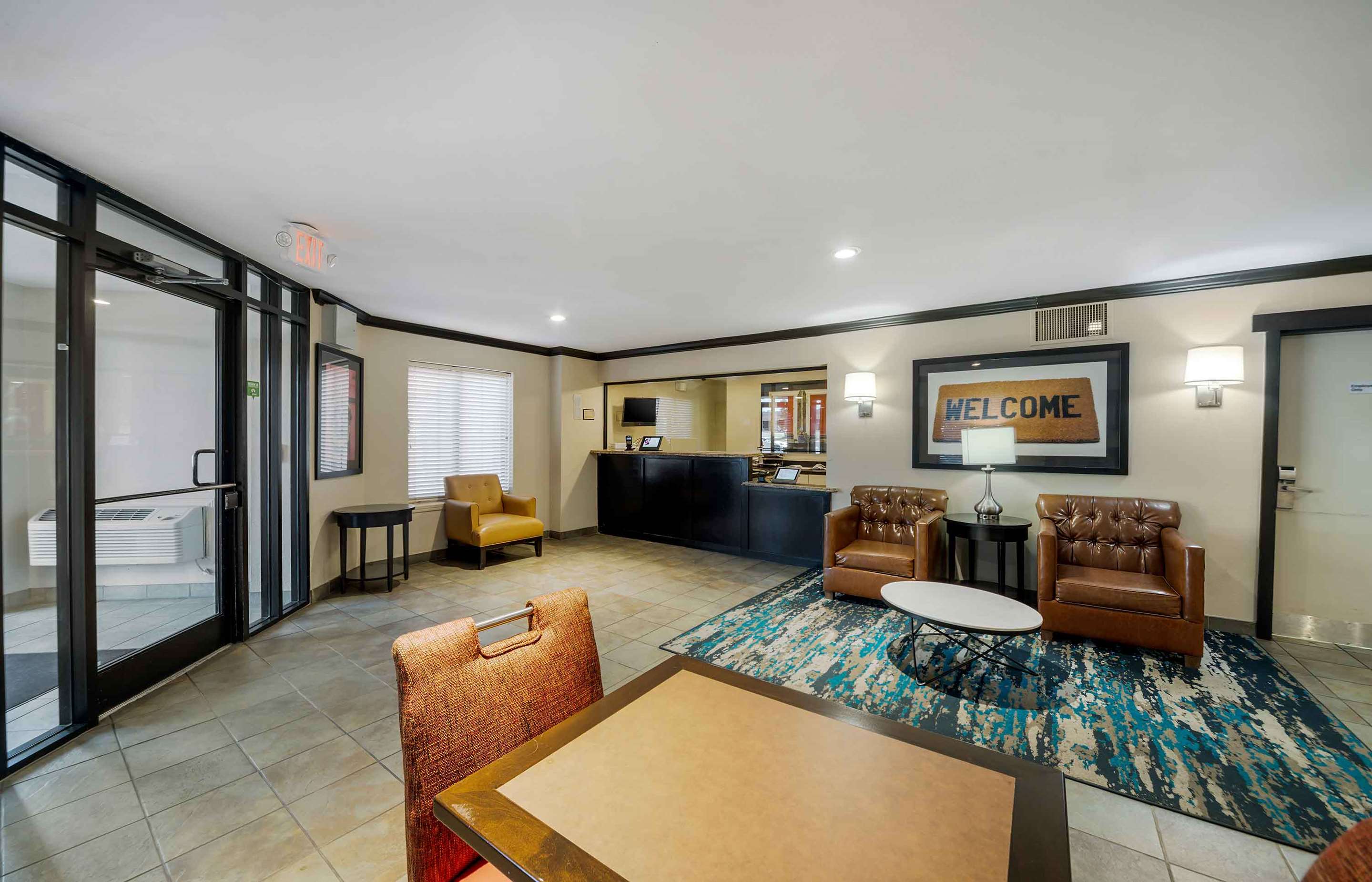 Lobby and Guest Check-in | Extended Stay America Suites Oklahoma City Northwest