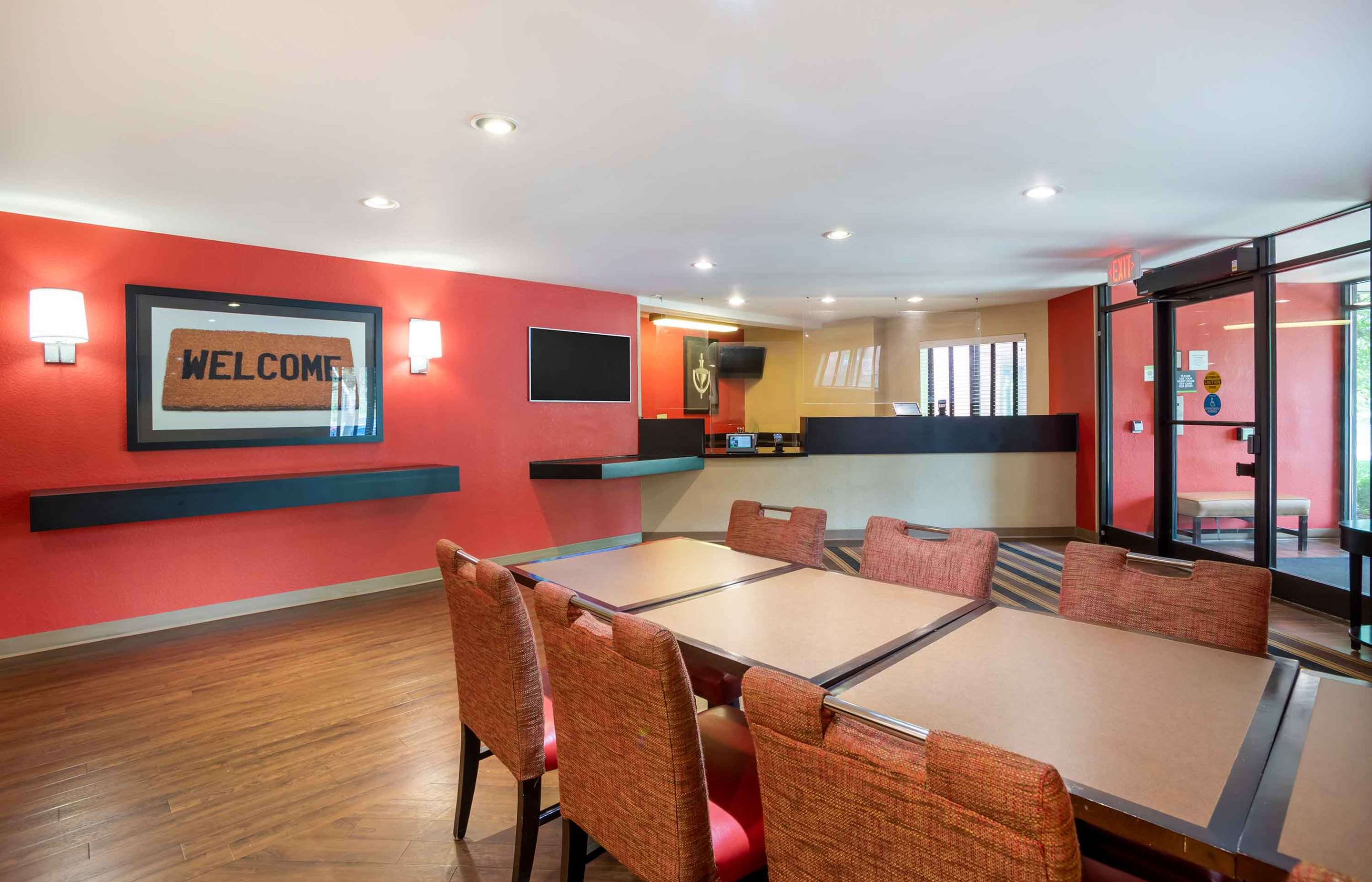 Lobby and Guest Check-in | Extended Stay America Select Suites Columbia Gateway Drive
