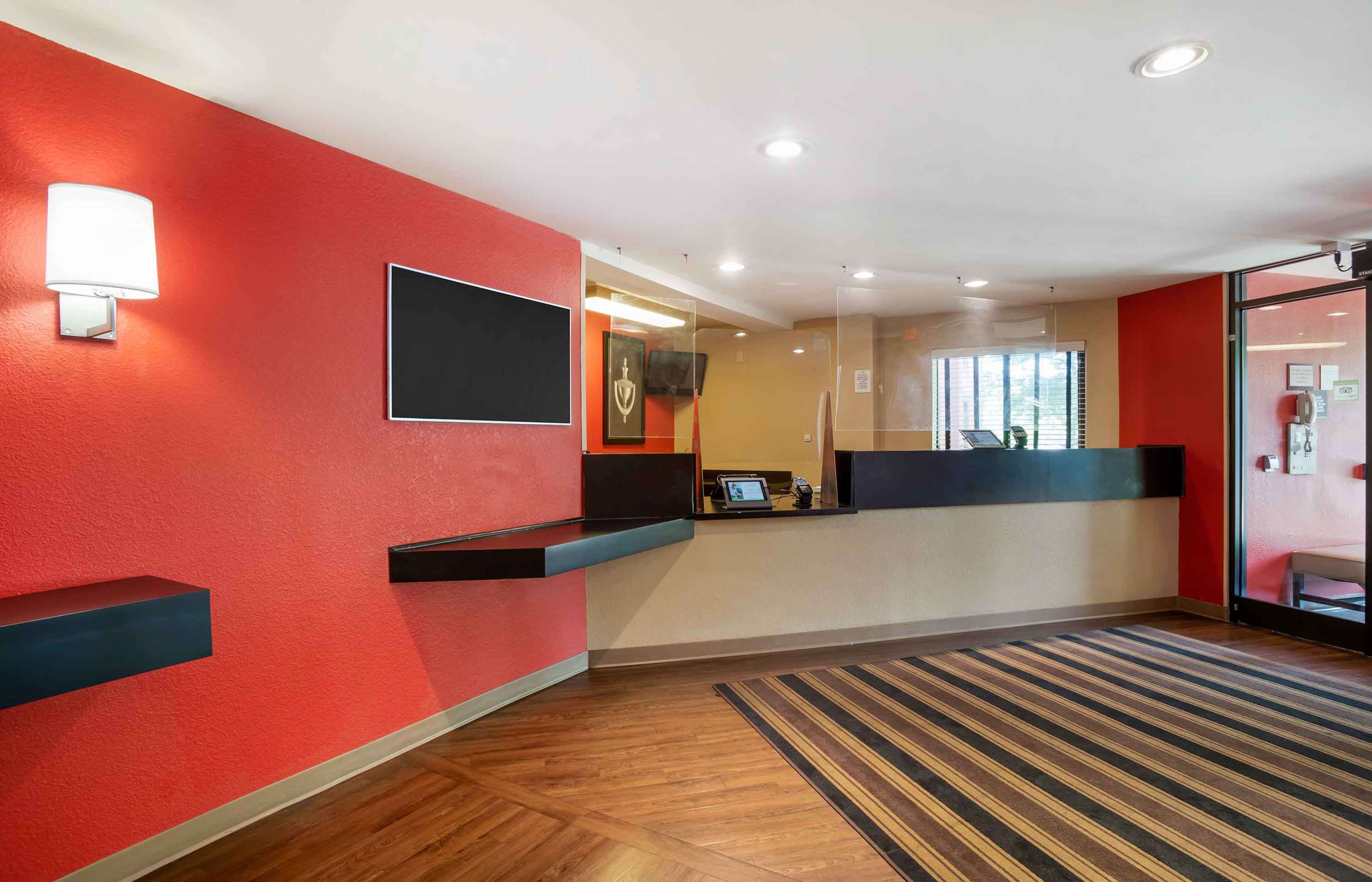 Lobby and Guest Check-in | Extended Stay America Select Suites Columbia Gateway Drive