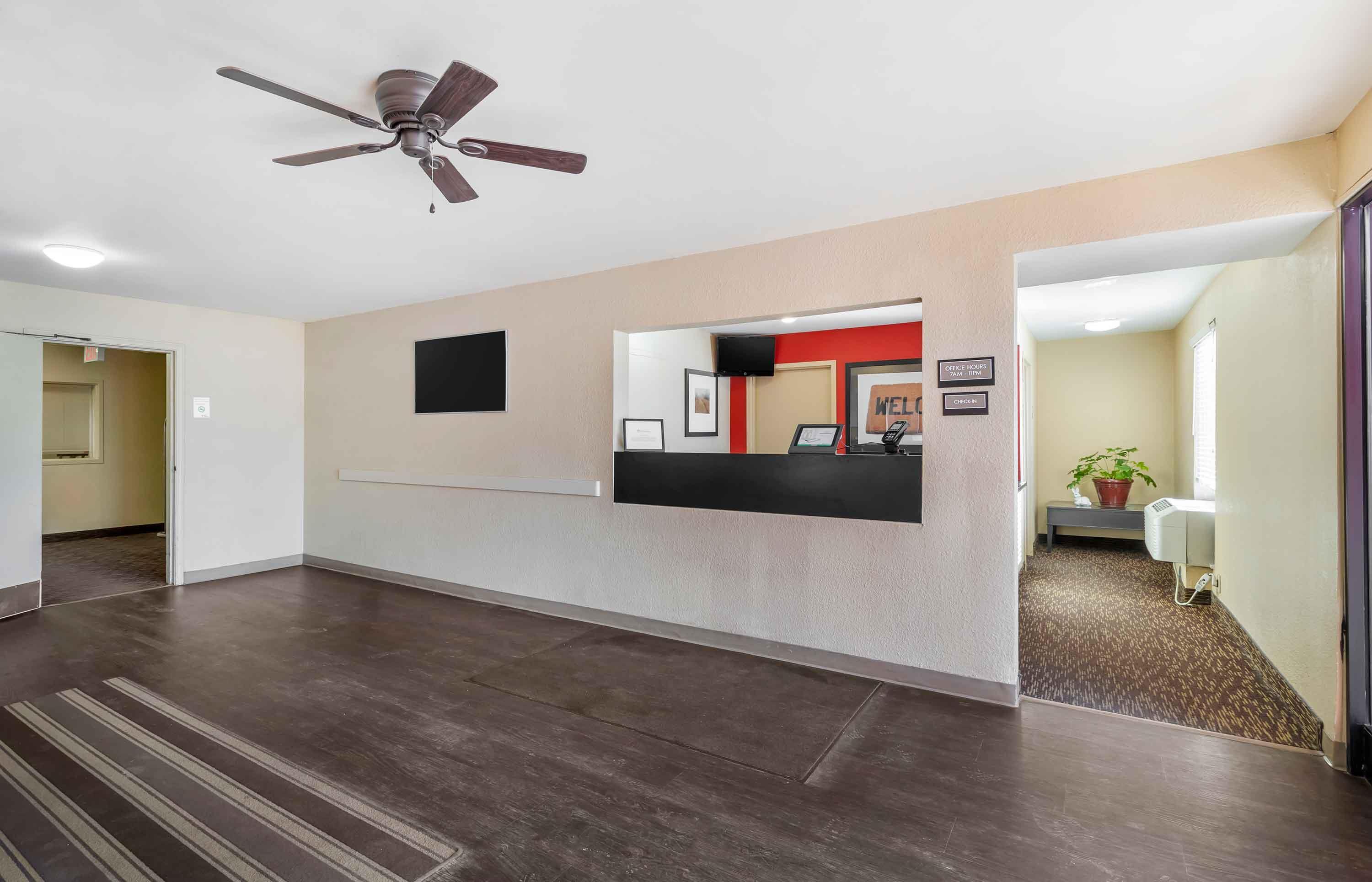 Lobby and Guest Check-in | Extended Stay America Suites - Des Moines - West Des Moines