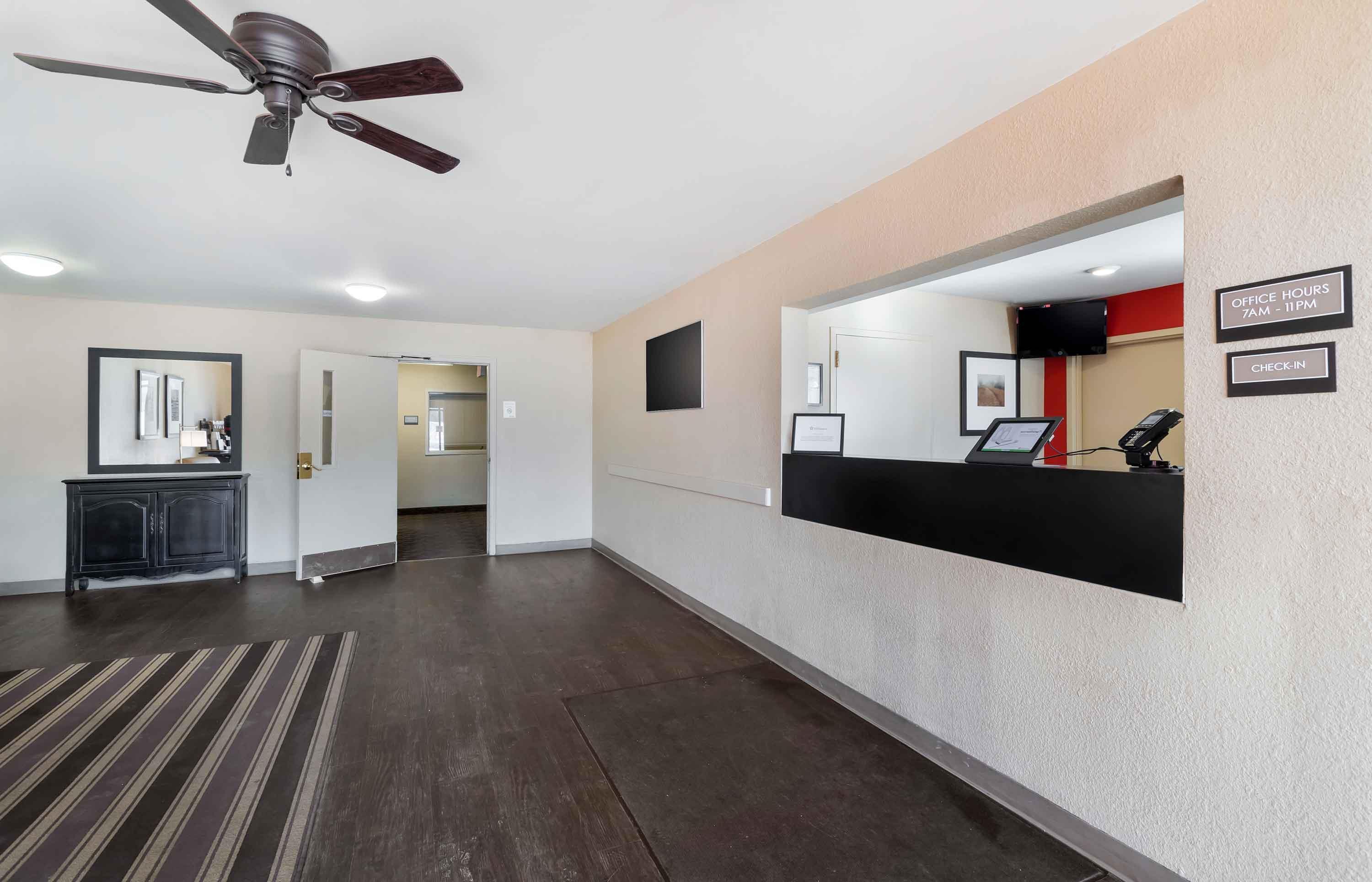 Lobby and Guest Check-in | Extended Stay America Suites - Des Moines - West Des Moines
