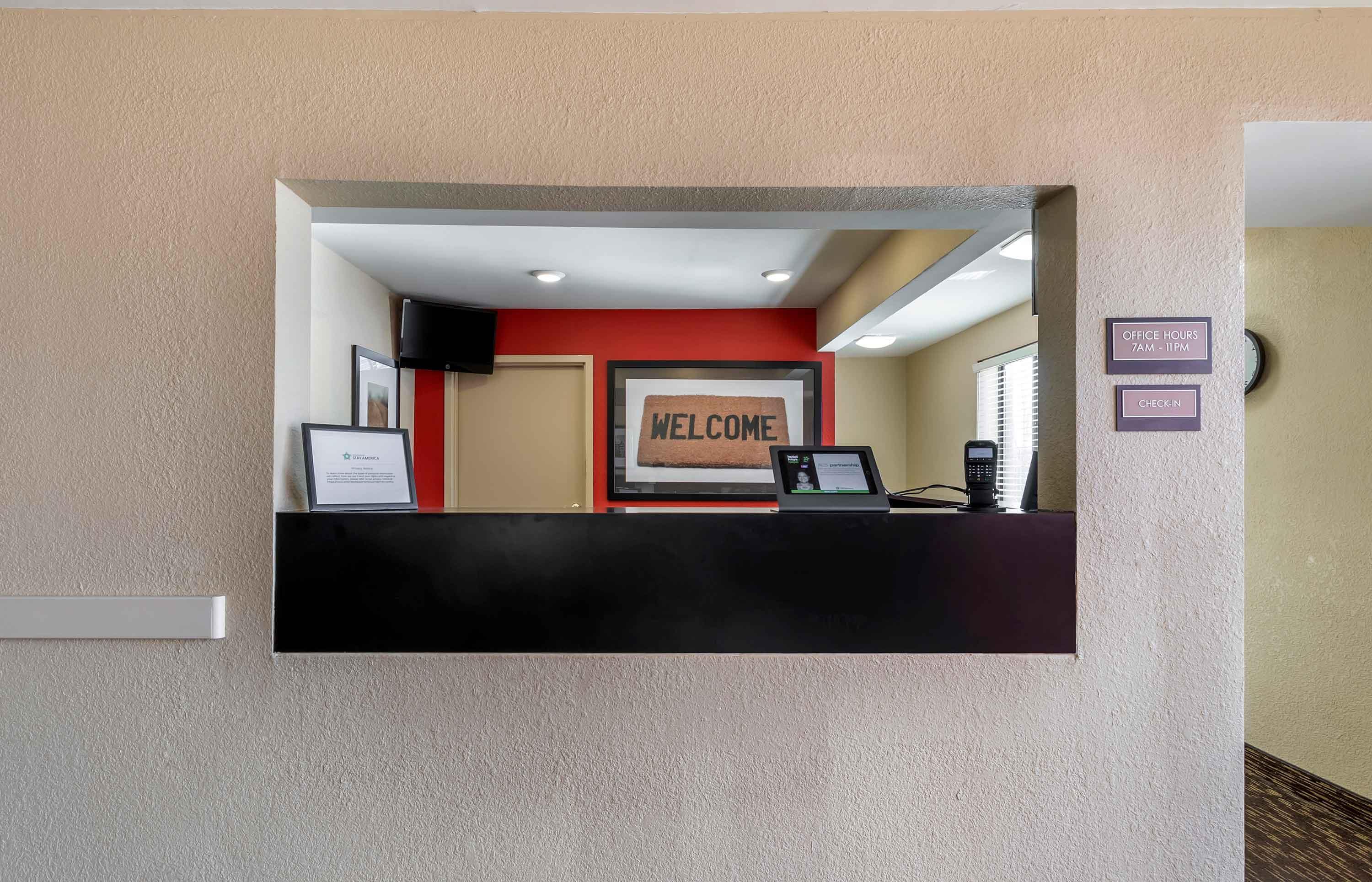 Lobby and Guest Check-in | Extended Stay America Suites - Des Moines - West Des Moines