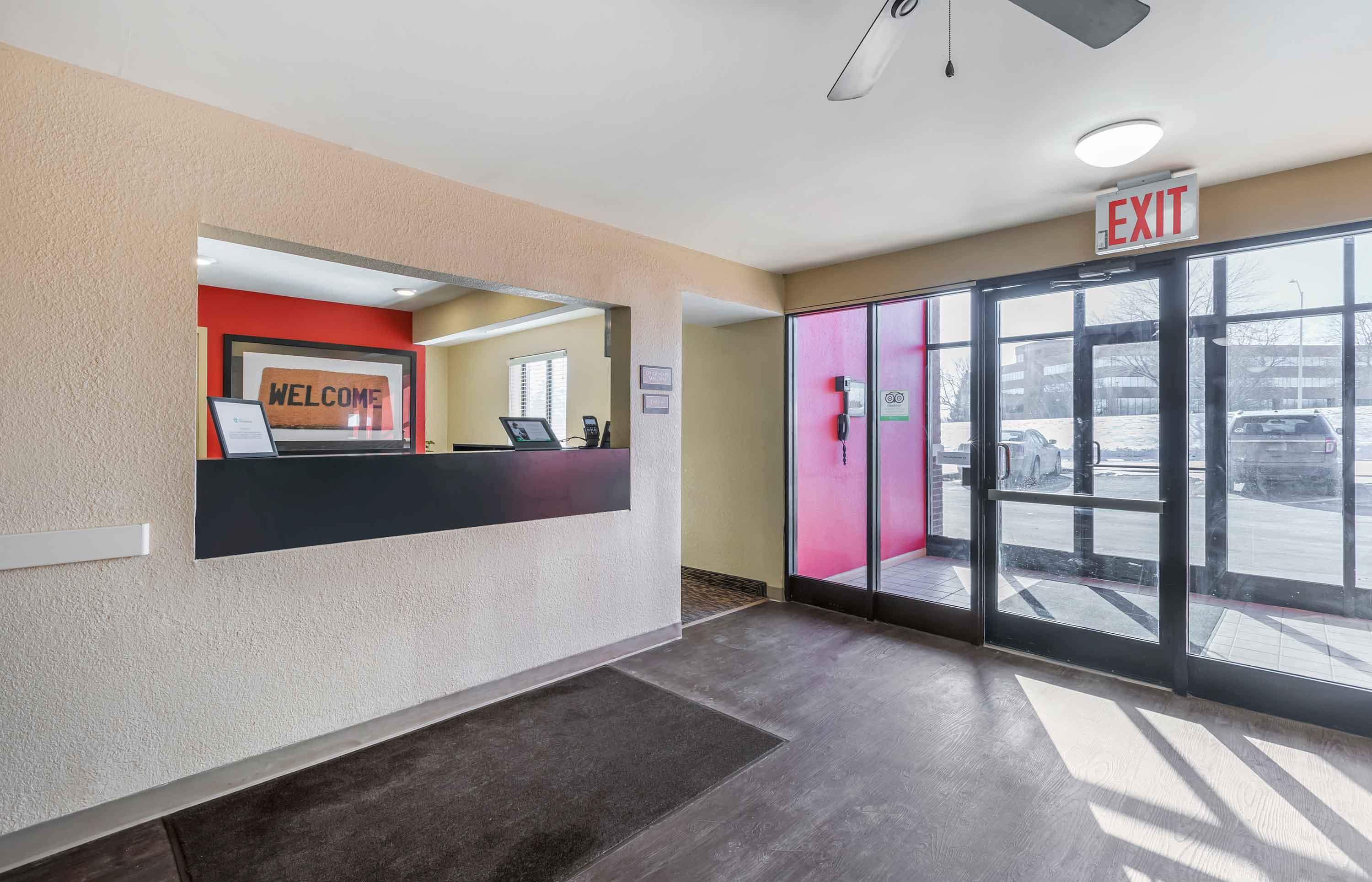 Lobby and Guest Check-in | Extended Stay America Suites - Des Moines - West Des Moines