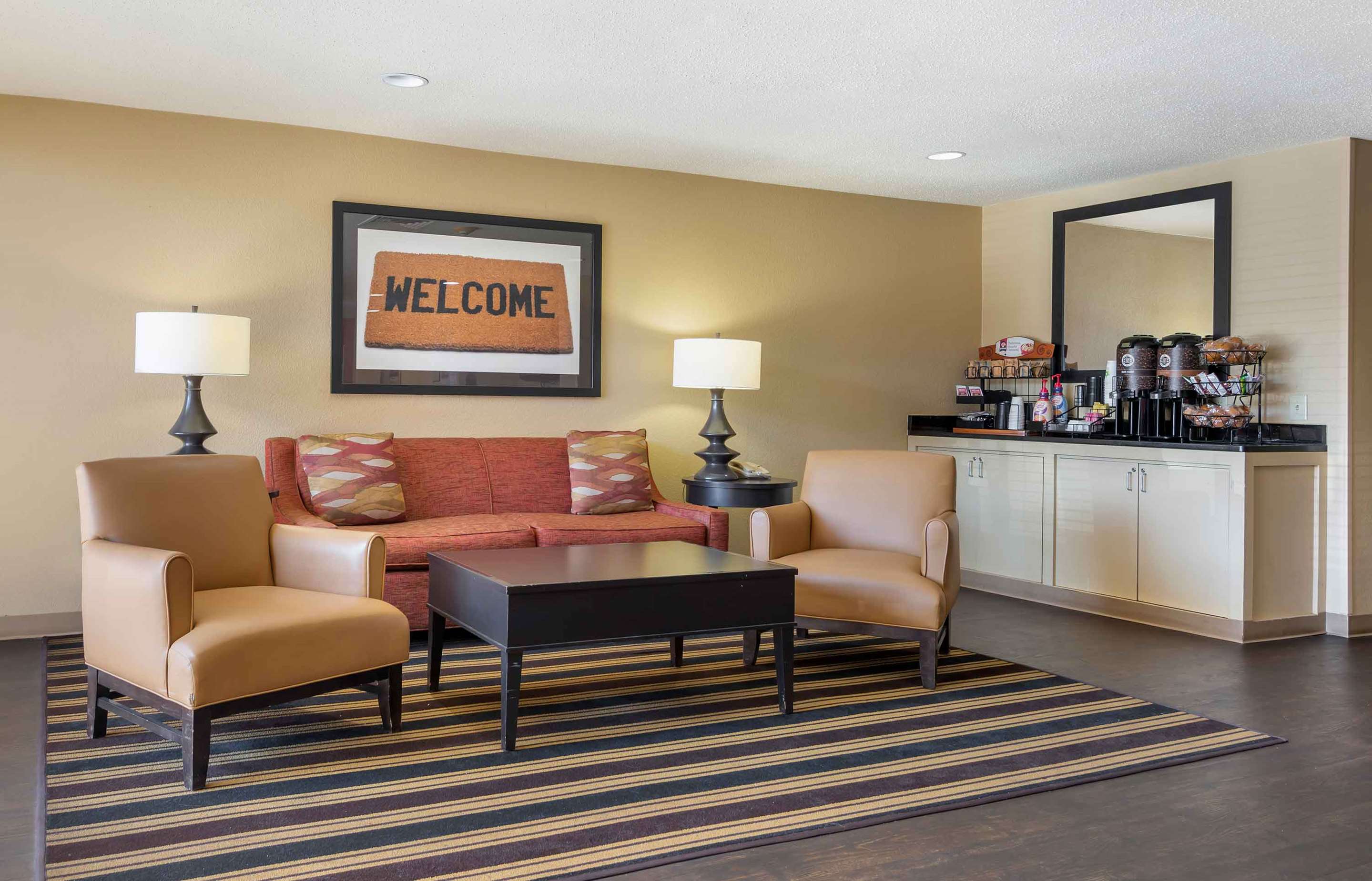 Lobby and Guest Check-in | Extended Stay America Suites Macon North