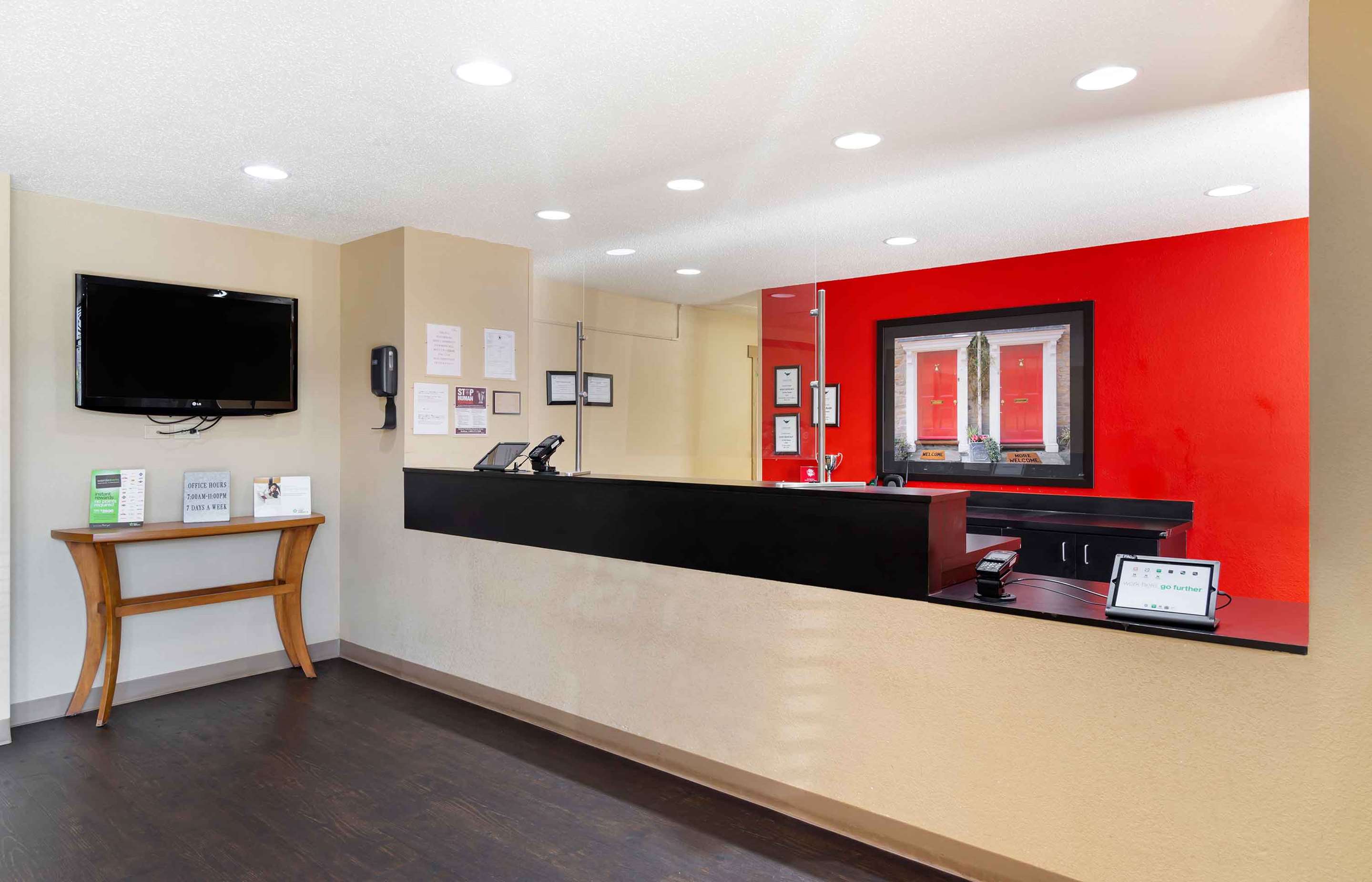 Lobby and Guest Check-in | Extended Stay America Suites Macon North