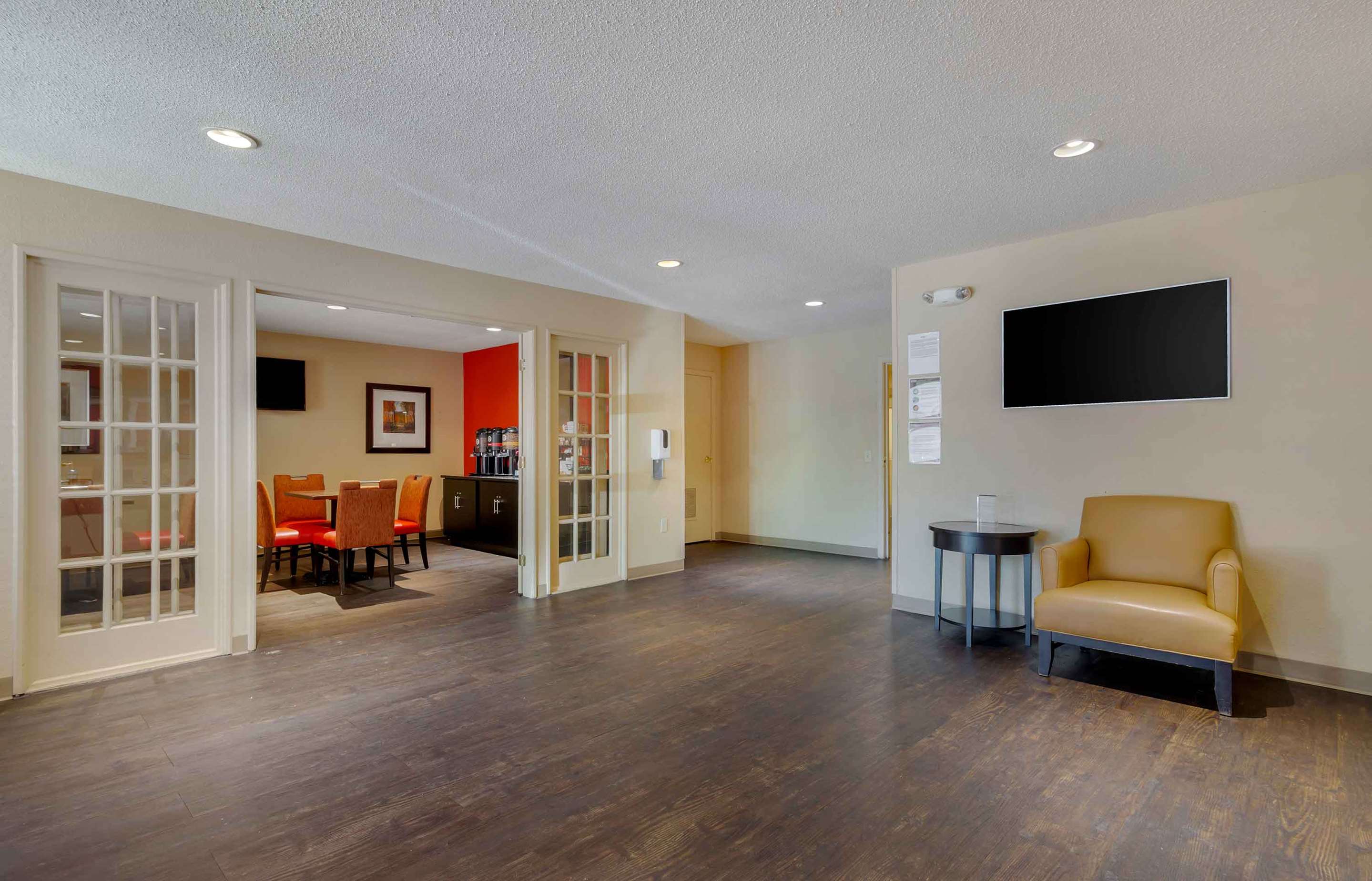 Lobby and Guest Check-in | Extended Stay America Suites Atlanta Vinings