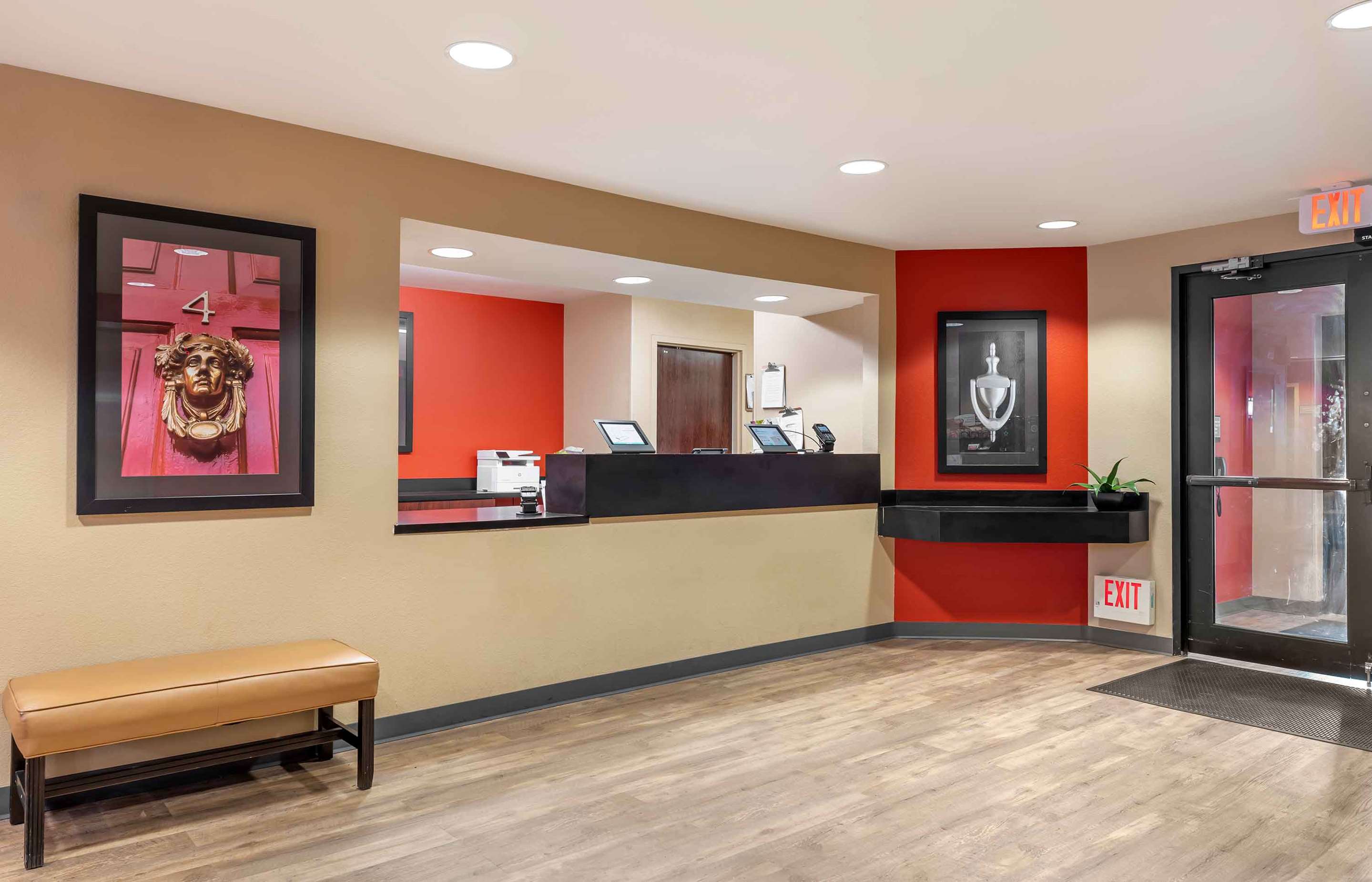 Lobby and Guest Check-in | Extended Stay America Suites - Chicago - Buffalo Grove - Deerfield