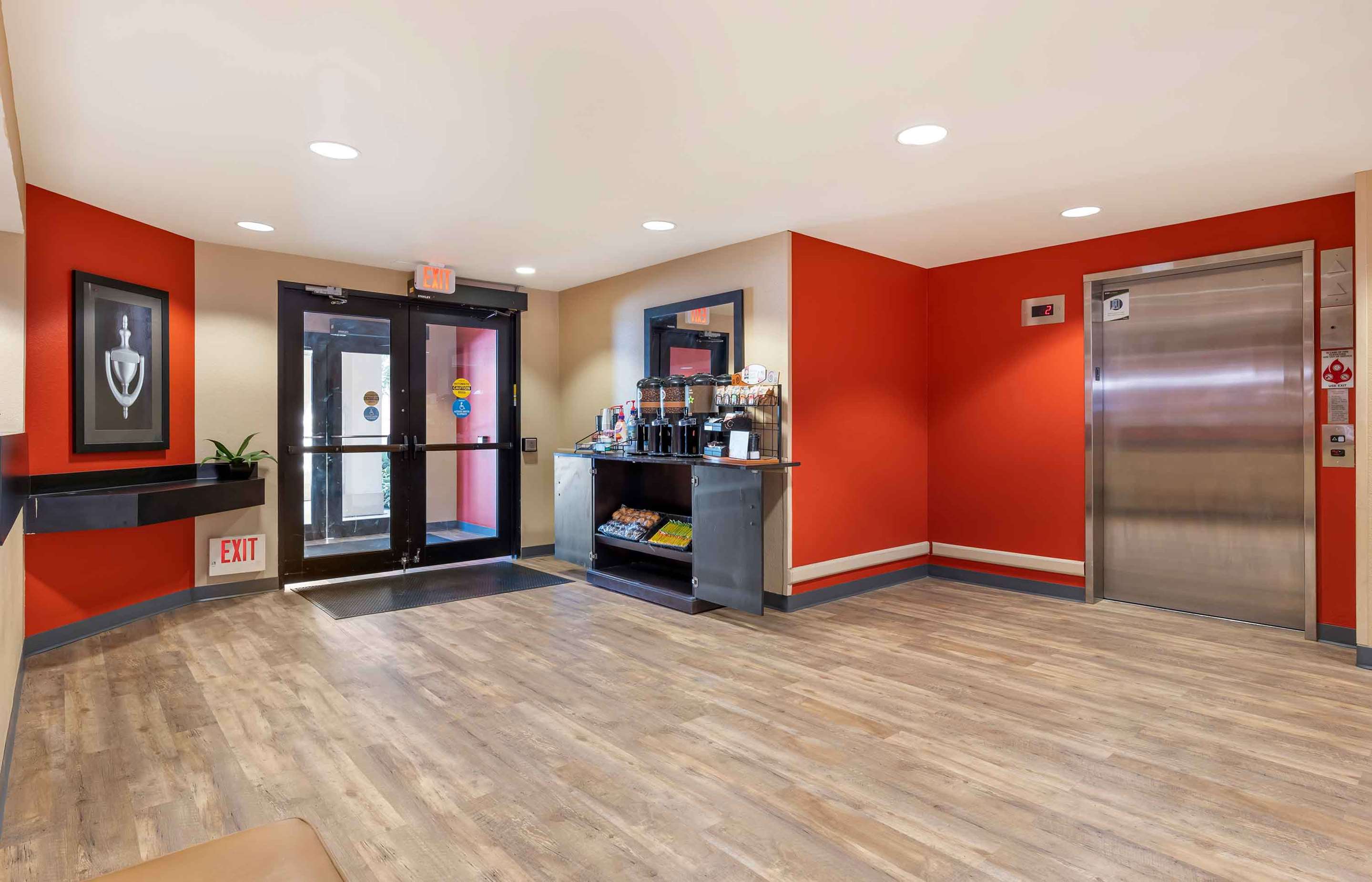 Lobby and Guest Check-in | Extended Stay America Suites - Chicago - Buffalo Grove - Deerfield