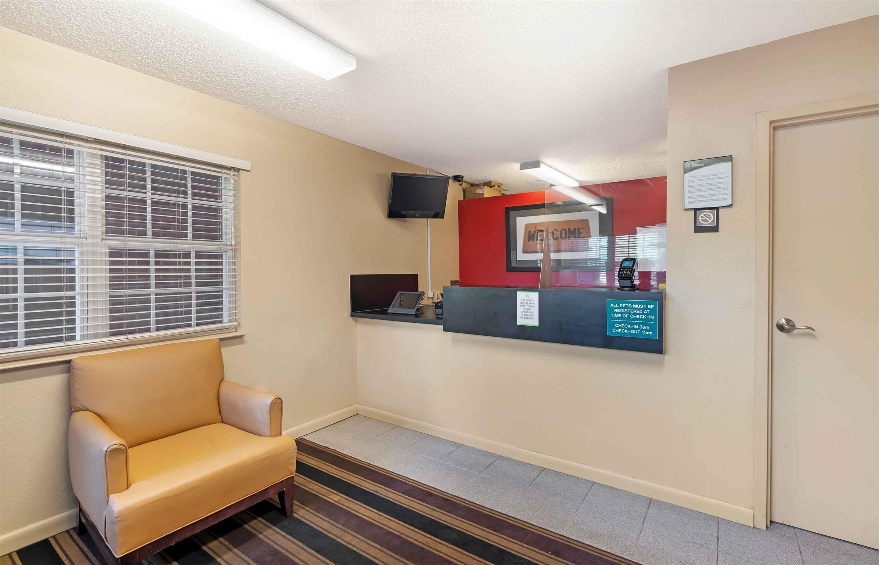 Lobby and Guest Check-in | Extended Stay America Suites Chesapeake Crossways Blvd