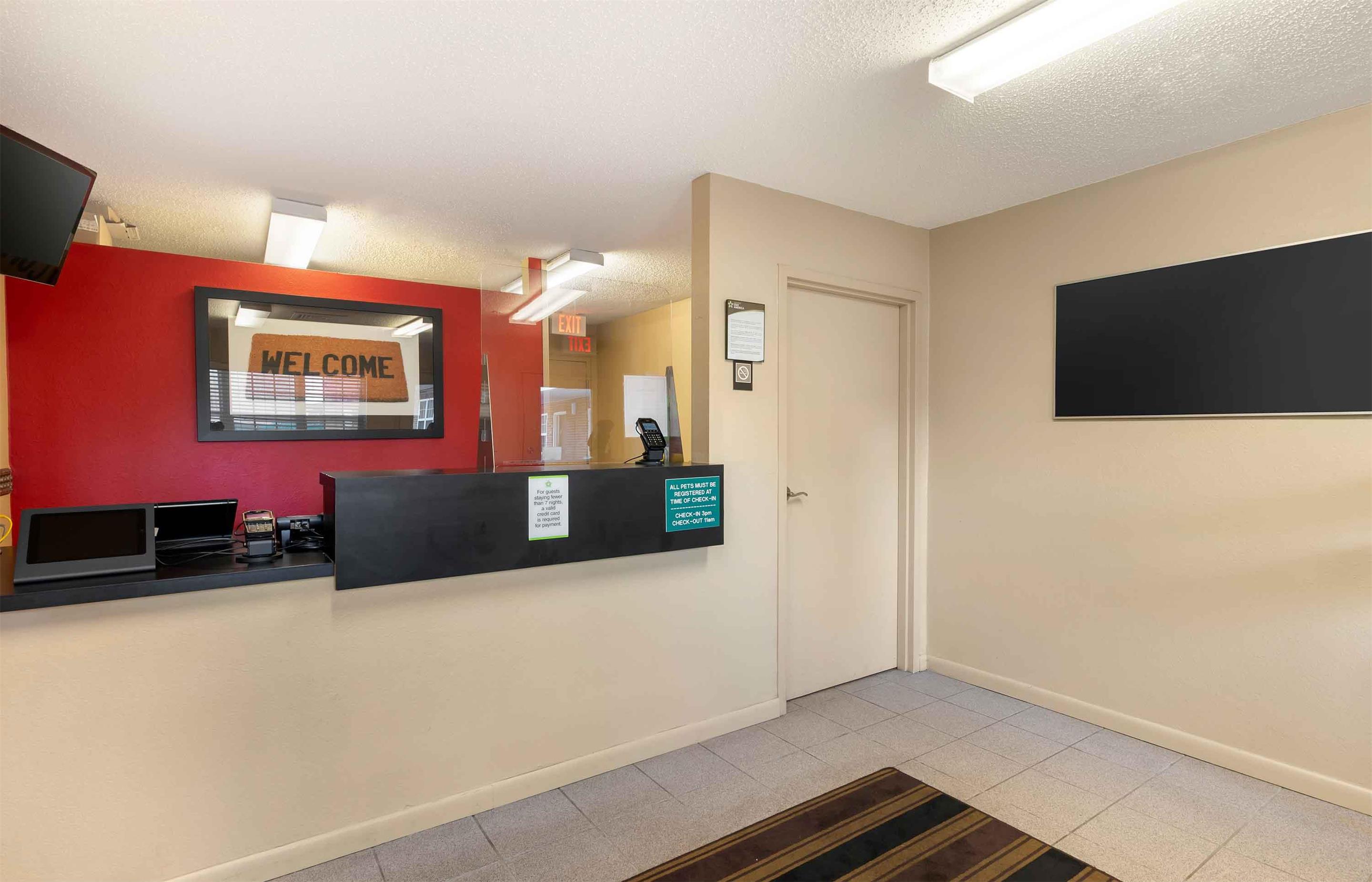 Lobby and Guest Check-in | Extended Stay America Suites Chesapeake Crossways Blvd