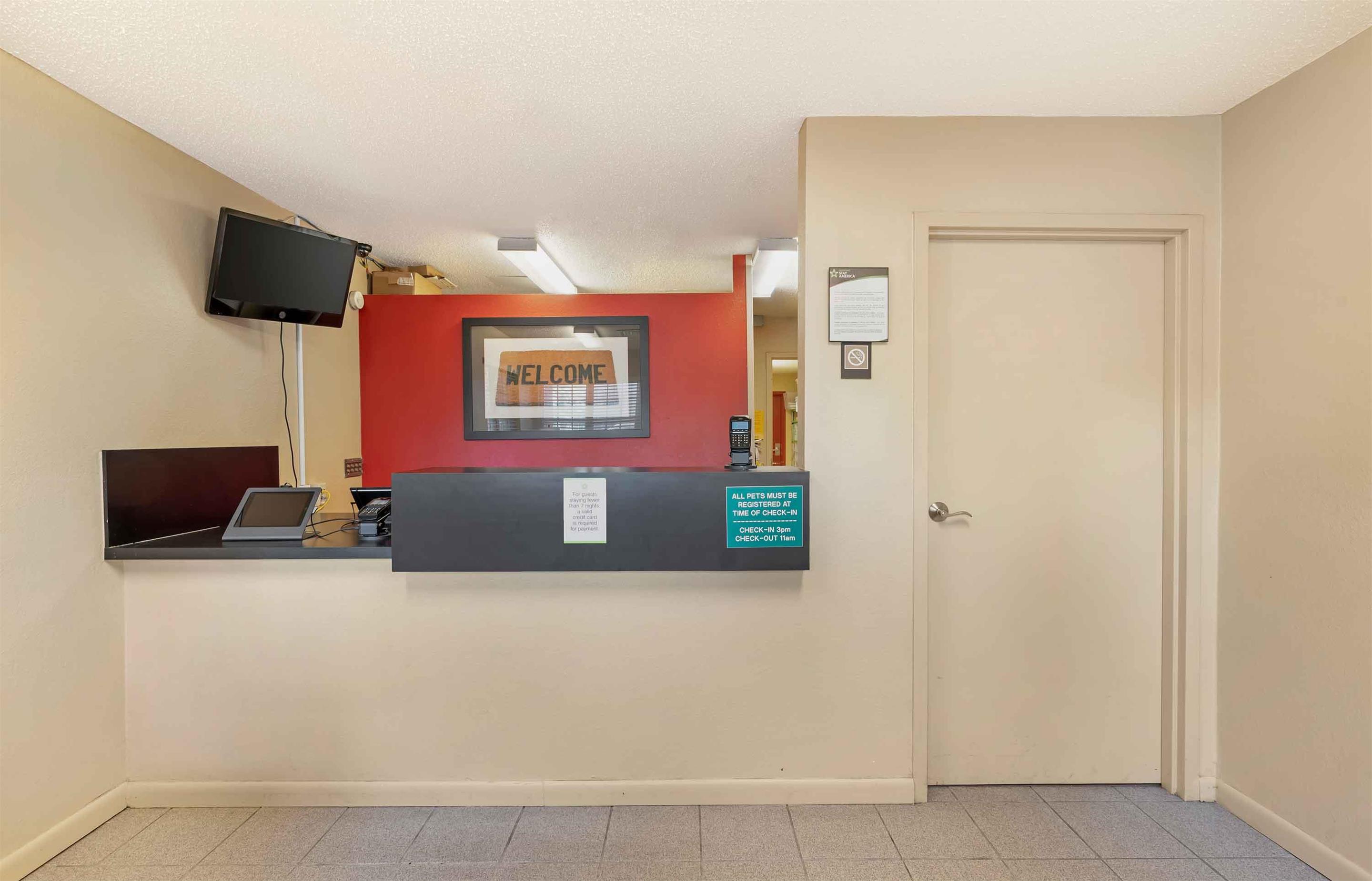 Lobby and Guest Check-in | Extended Stay America Suites Chesapeake Crossways Blvd