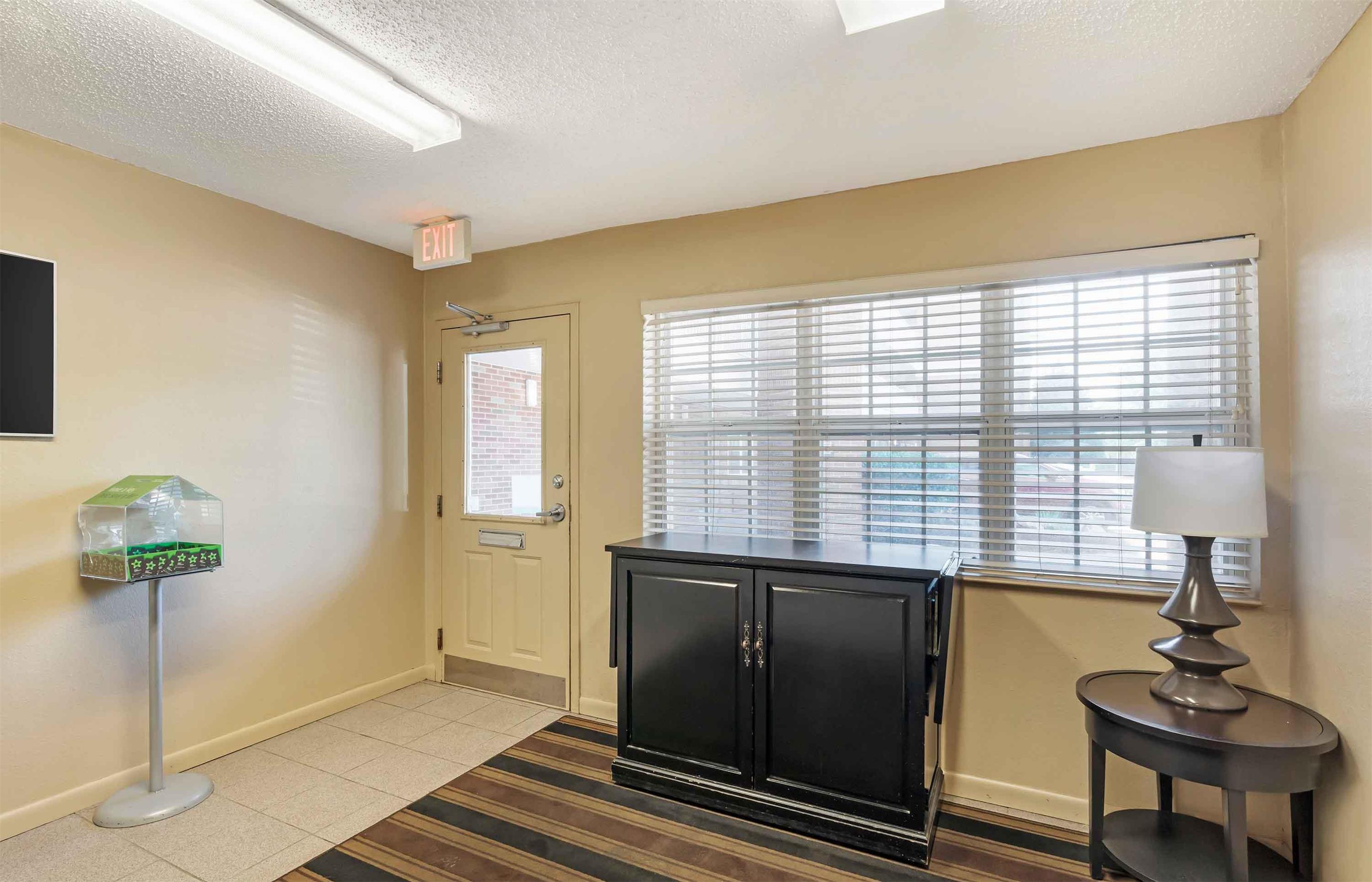 Lobby and Guest Check-in | Extended Stay America Suites Chesapeake Crossways Blvd