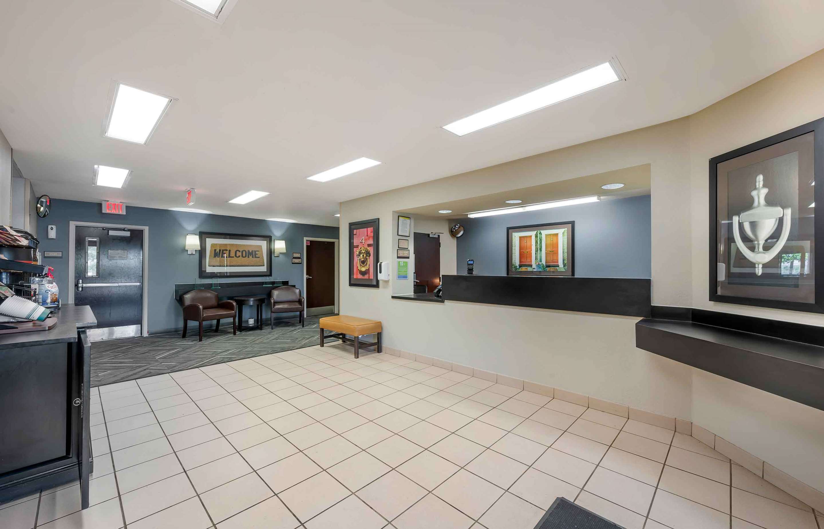 Lobby and Guest Check-in | Extended Stay America Suites Fort Wayne South