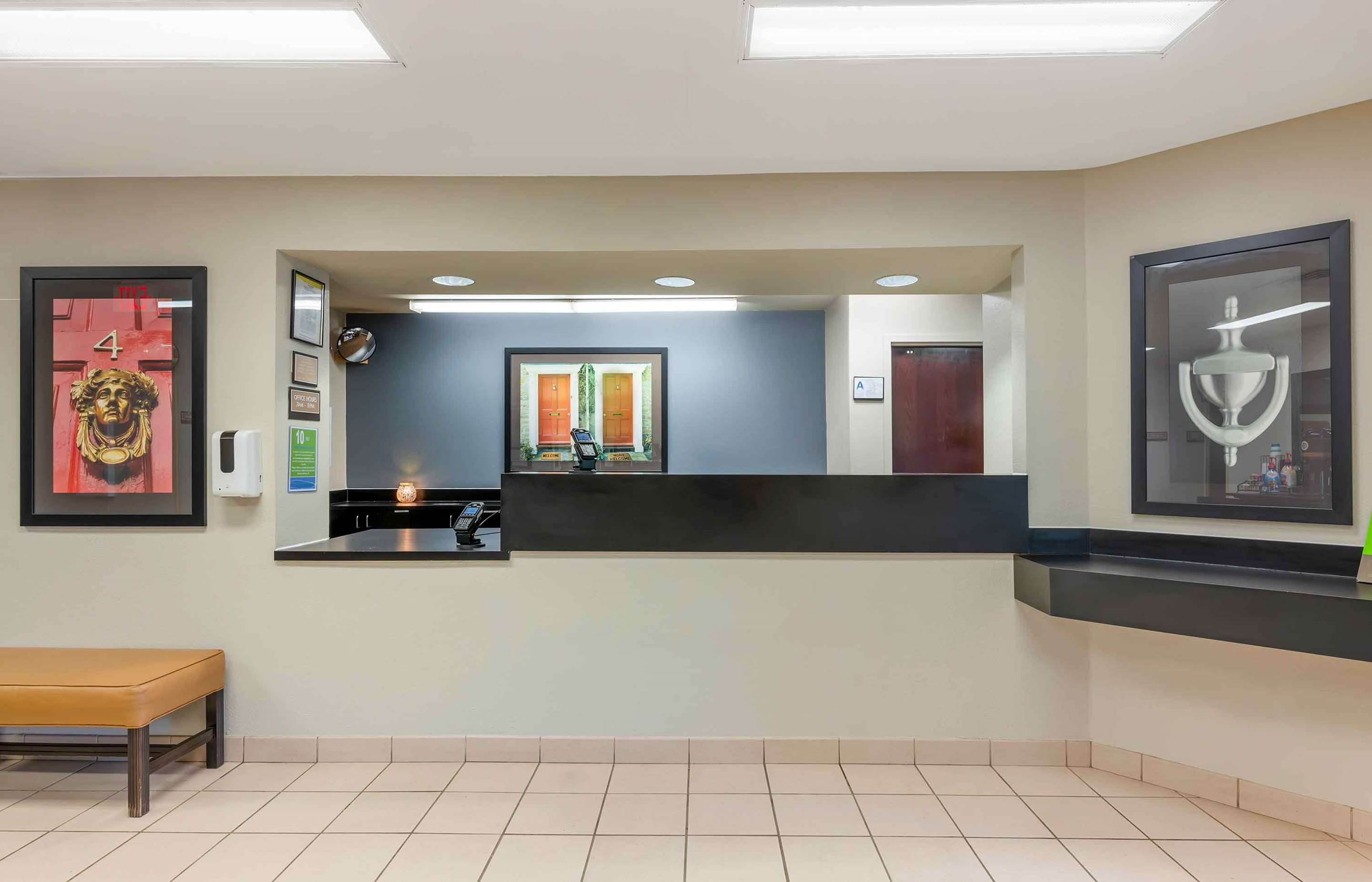 Lobby and Guest Check-in | Extended Stay America Suites Fort Wayne South