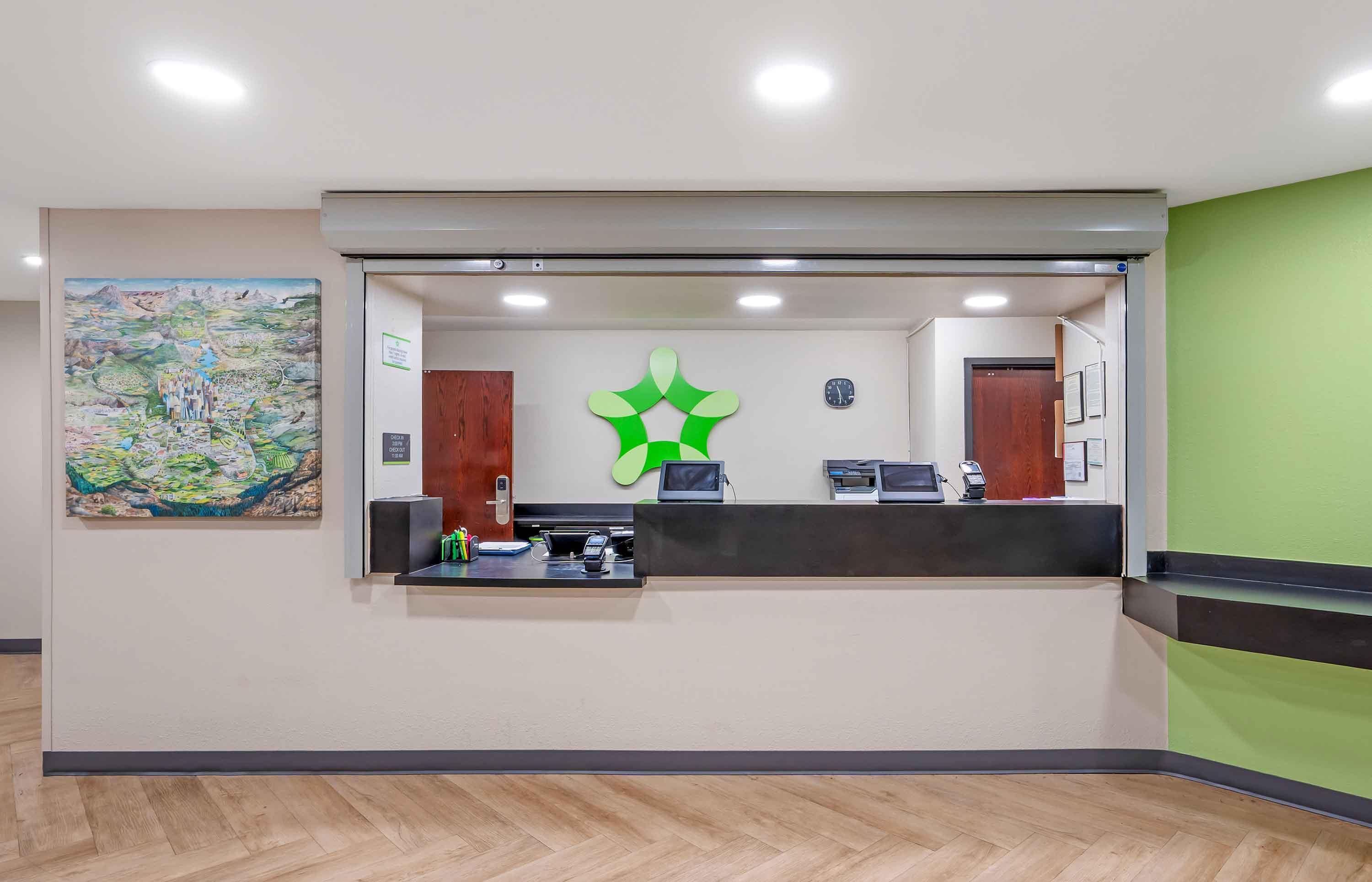 Lobby and Guest Check-in | Extended Stay America Suites St Petersburg Clearwater ExecDr