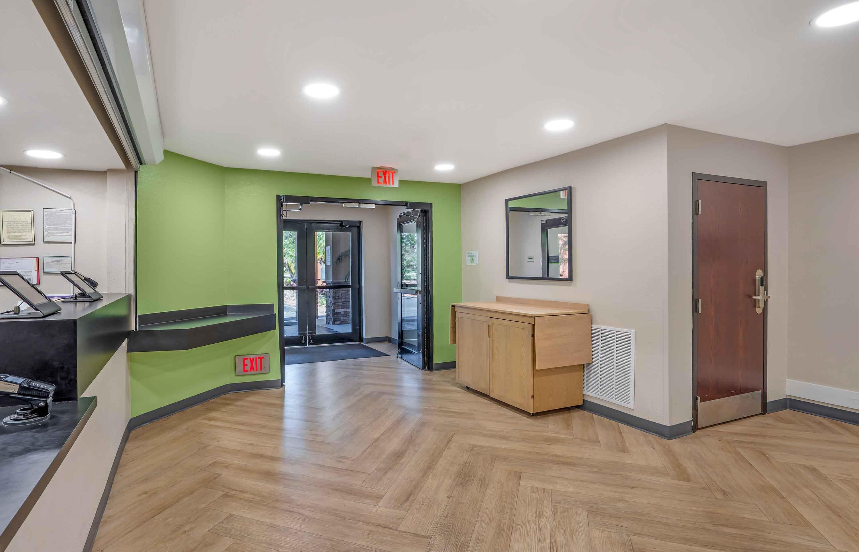 Lobby and Guest Check-in | Extended Stay America Suites St Petersburg Clearwater ExecDr