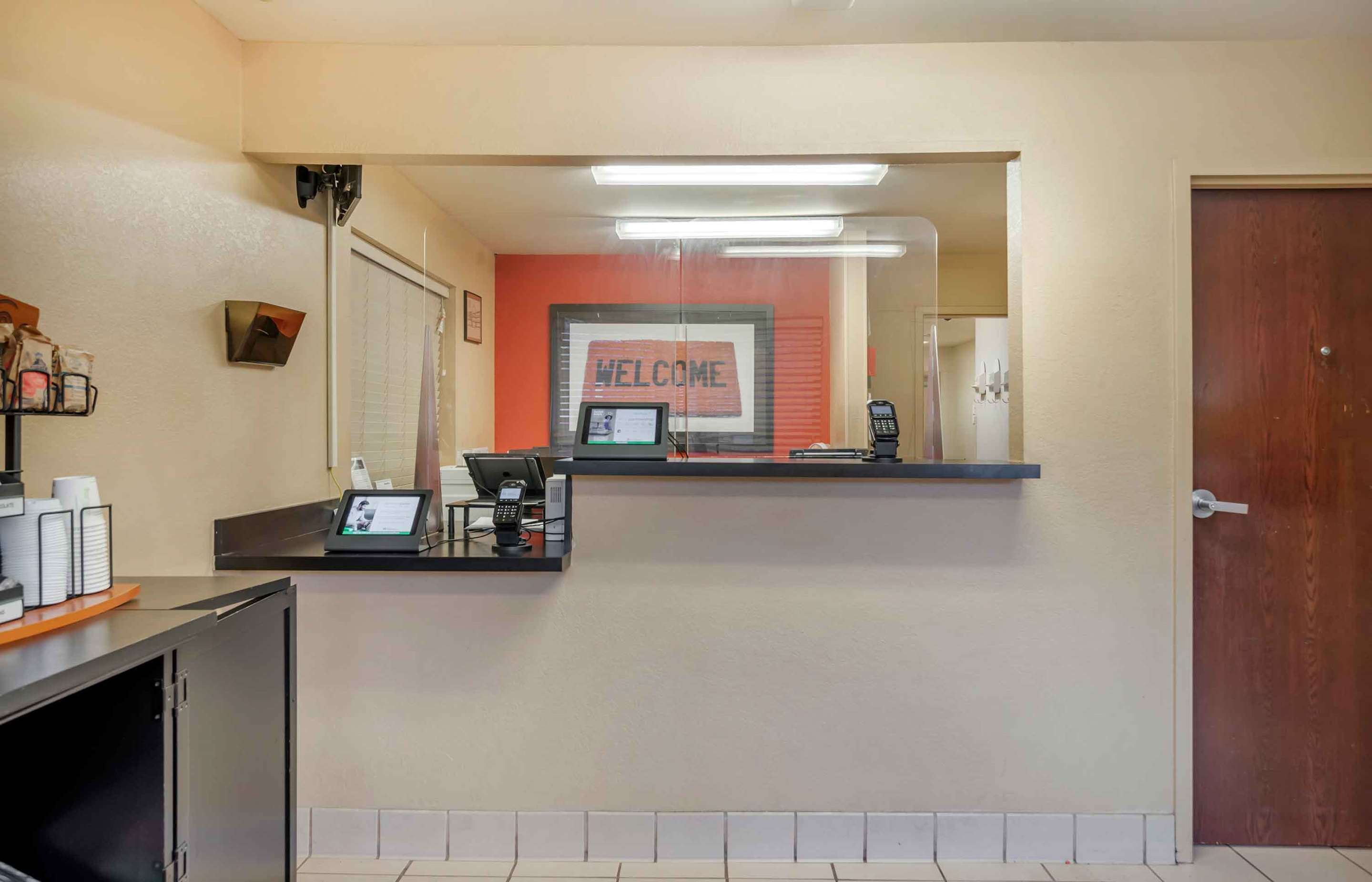 Lobby and Guest Check-in | Extended Stay America Select Suites Jackson North
