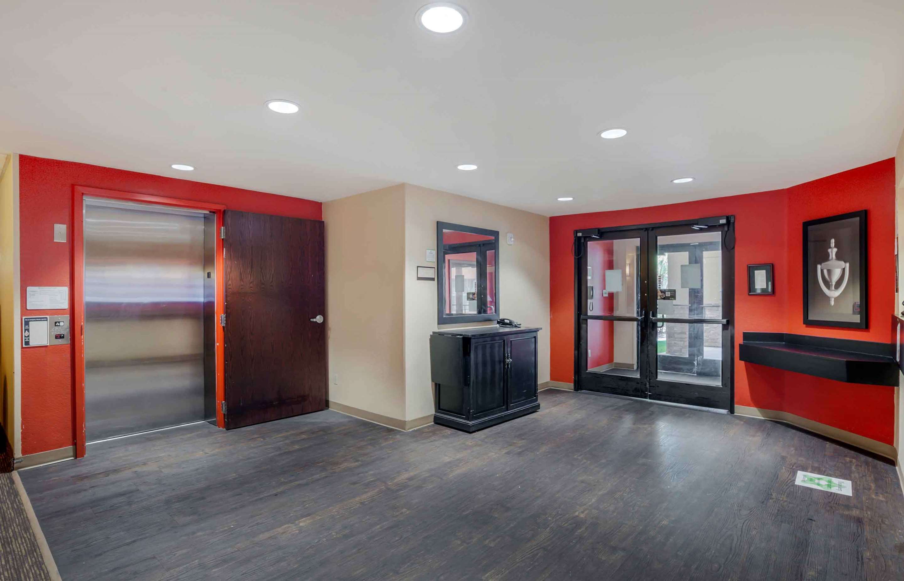 Lobby and Guest Check-in | Extended Stay America Suites Los Angeles Torrance Blvd