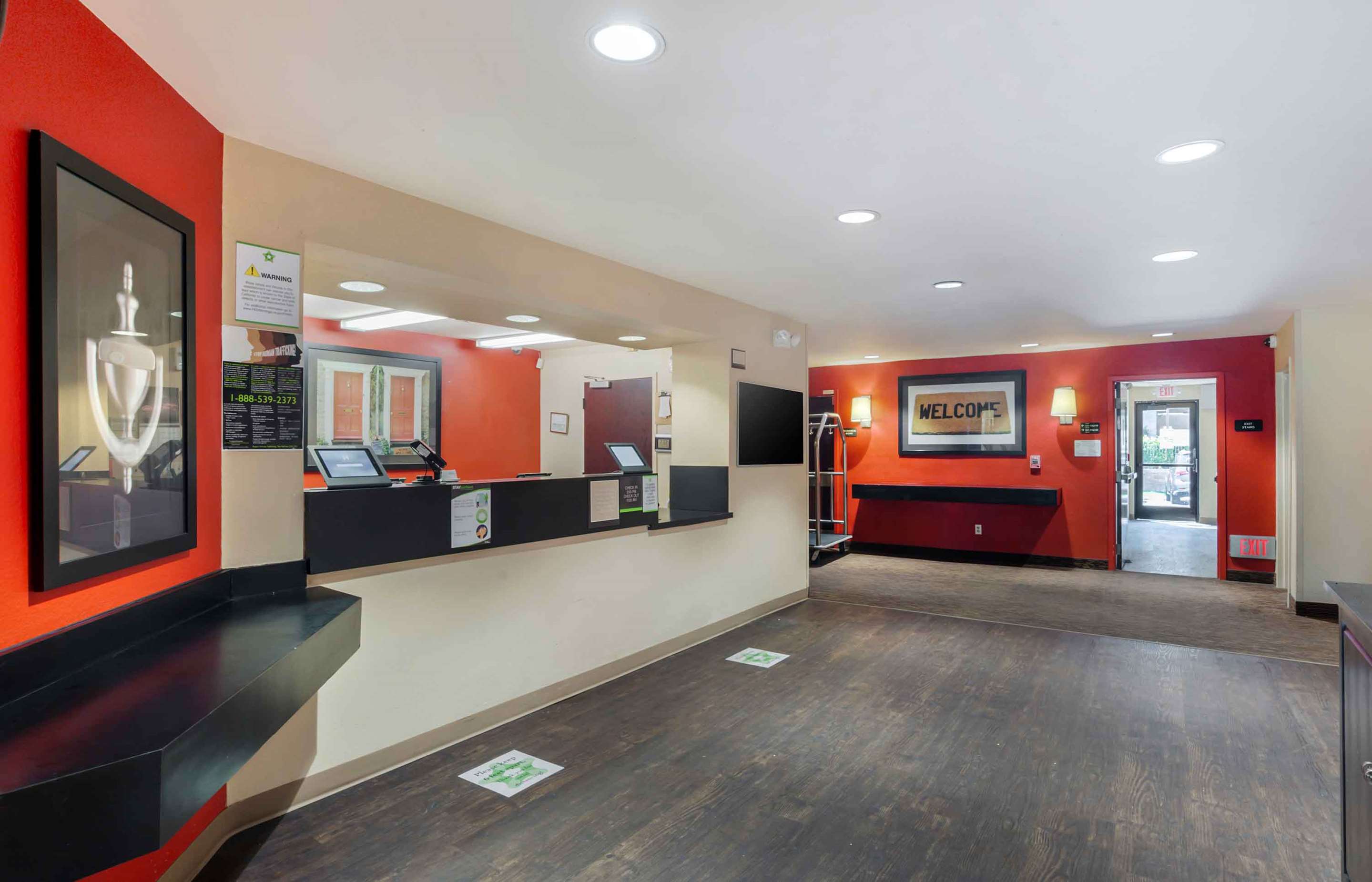 Lobby and Guest Check-in | Extended Stay America Suites Los Angeles Torrance Blvd