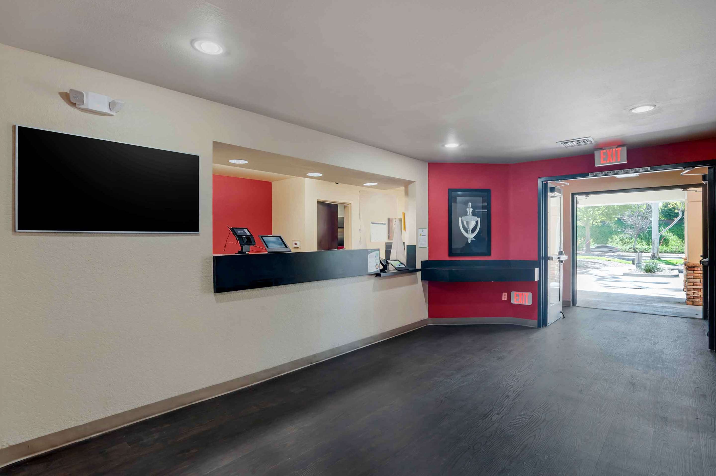 Lobby and Guest Check-in | Extended Stay America Suites Orange County Lake Forest