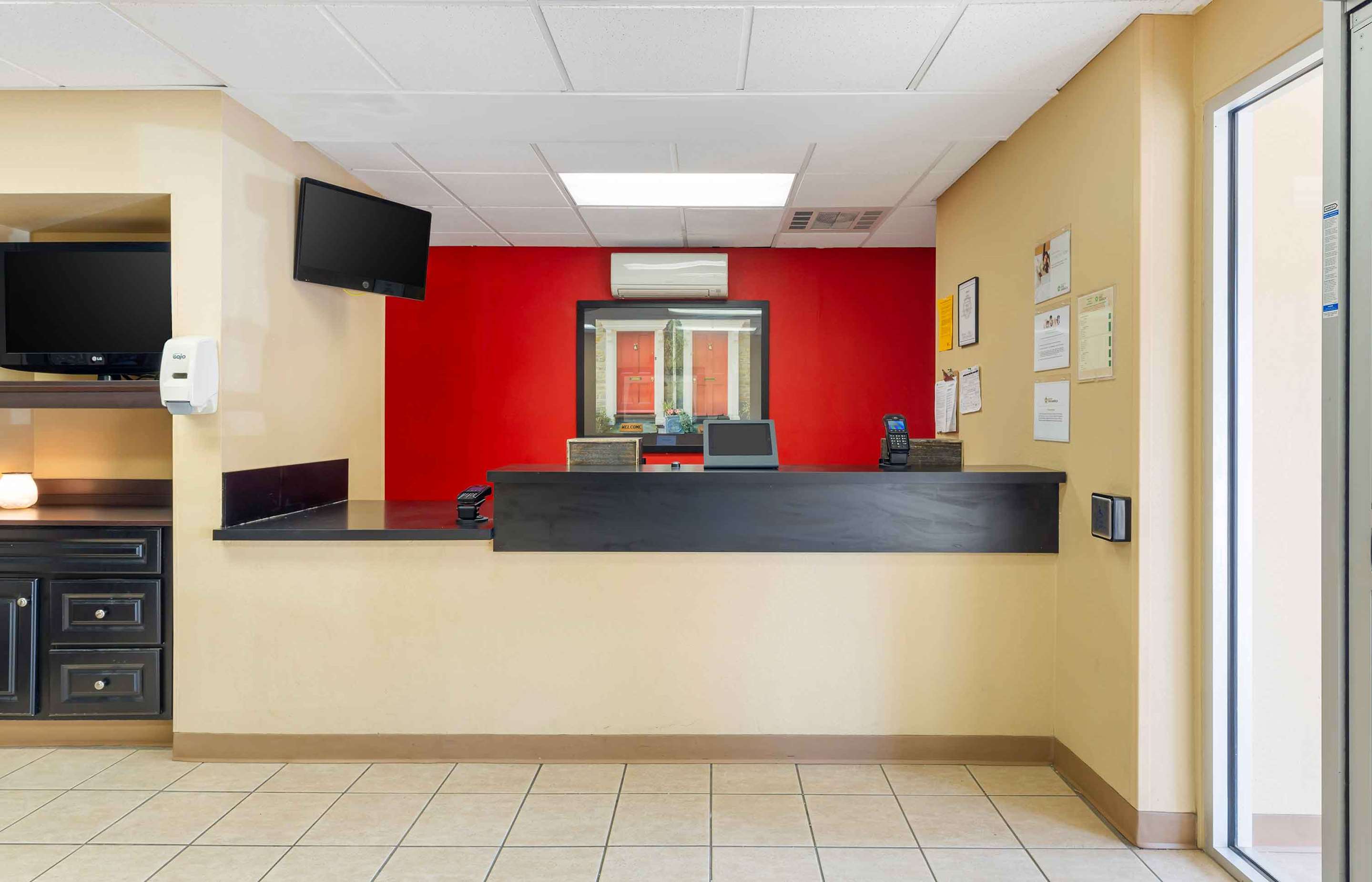 Lobby and Guest Check-in | Extended Stay America Suites - Albany - SUNY
