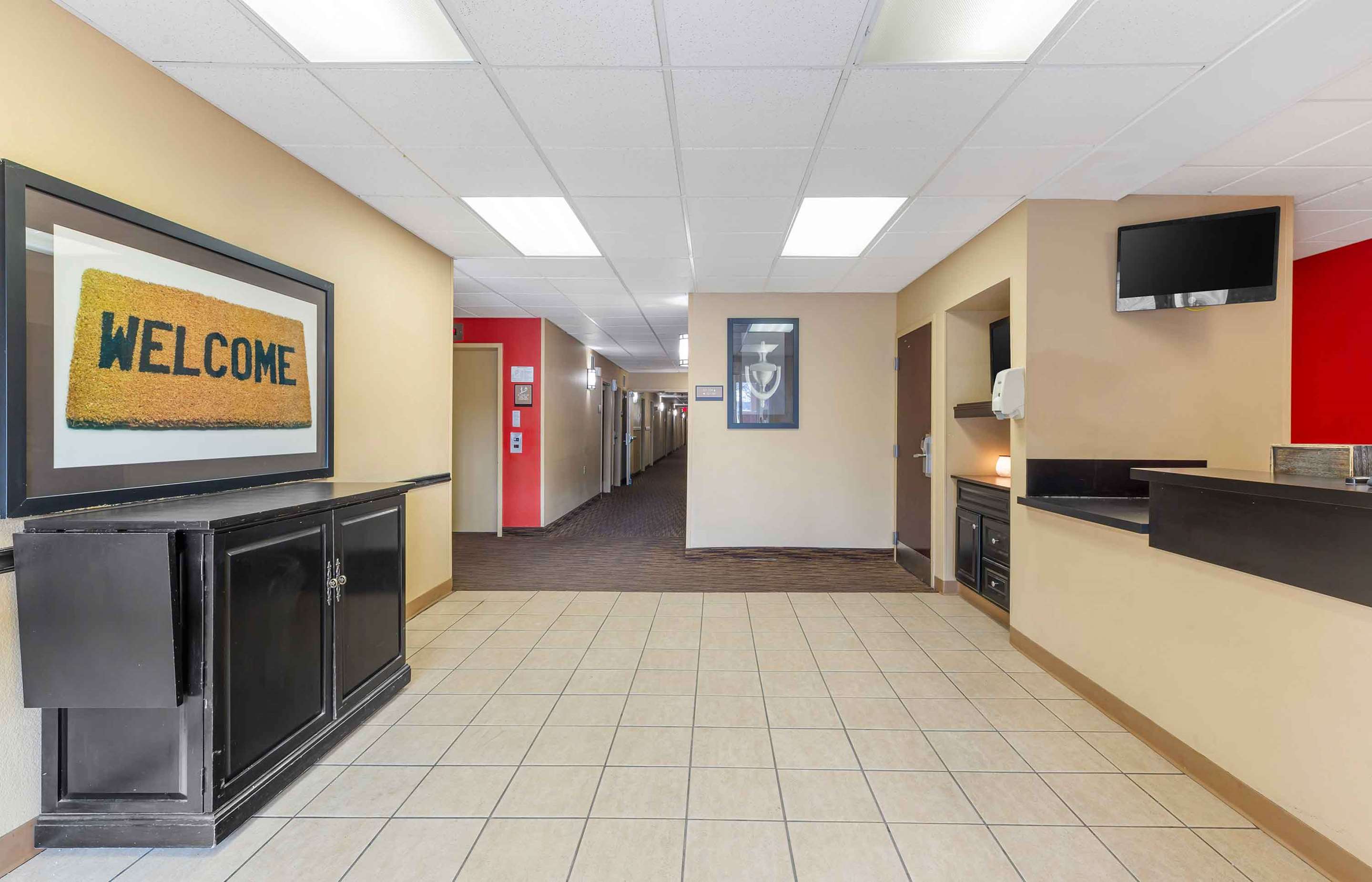 Lobby and Guest Check-in | Extended Stay America Suites - Albany - SUNY