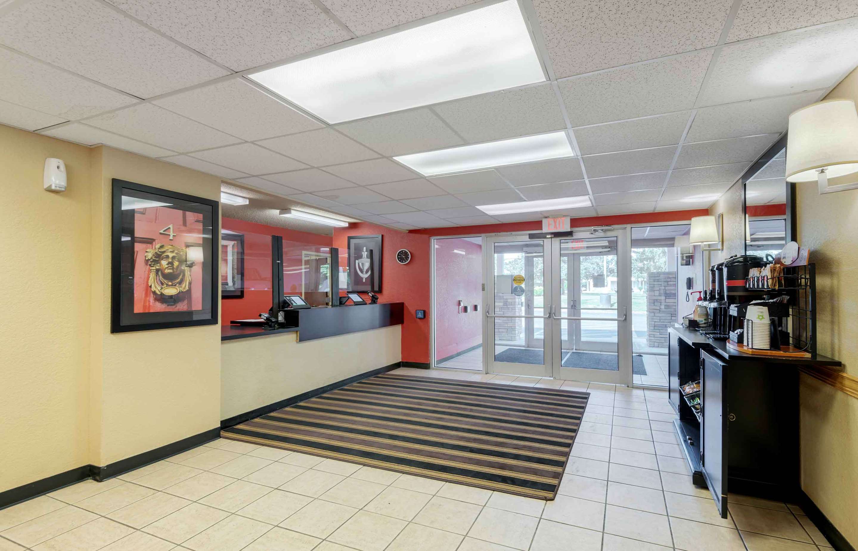 Lobby and Guest Check-in | Extended Stay America Suites Syracuse Dewitt