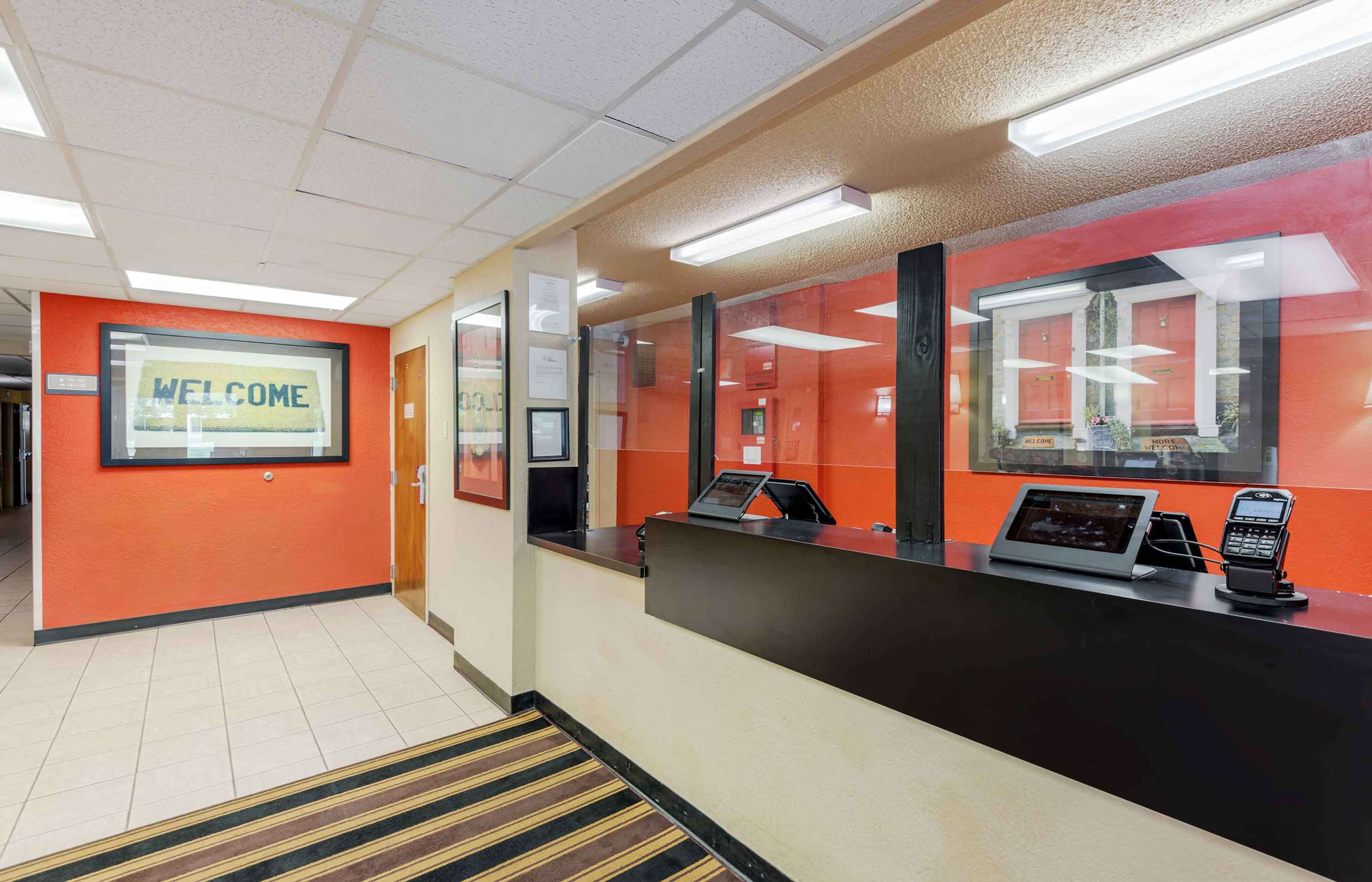 Lobby and Guest Check-in | Extended Stay America Suites Syracuse Dewitt