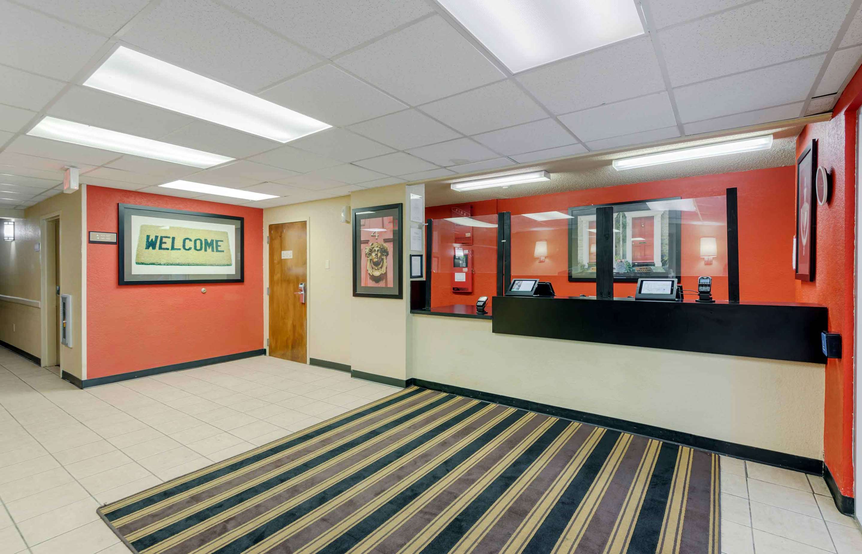 Lobby and Guest Check-in | Extended Stay America Suites Syracuse Dewitt