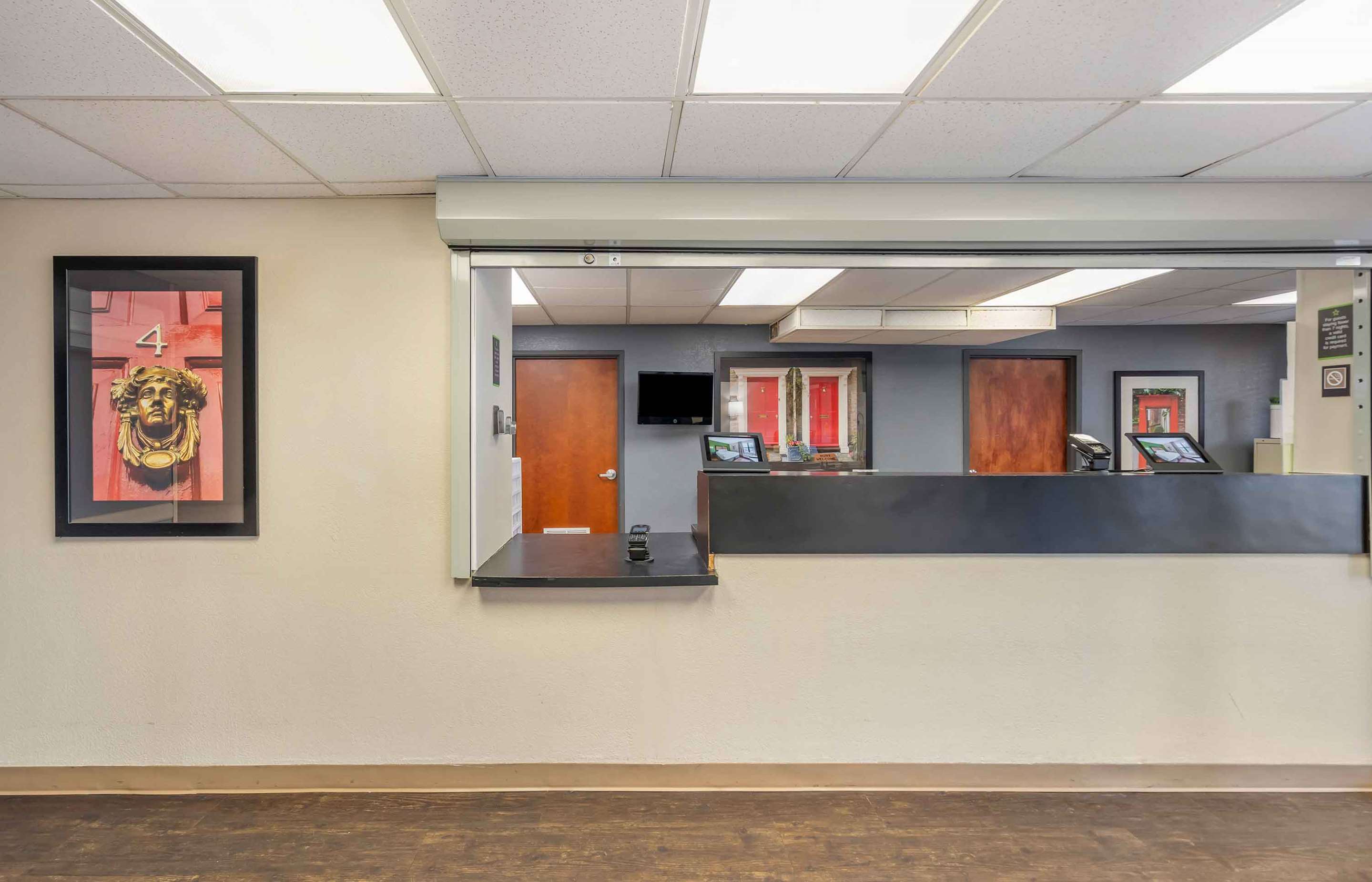 Lobby and Guest Check-in | Extended Stay America Suites - Chicago - Downers Grove