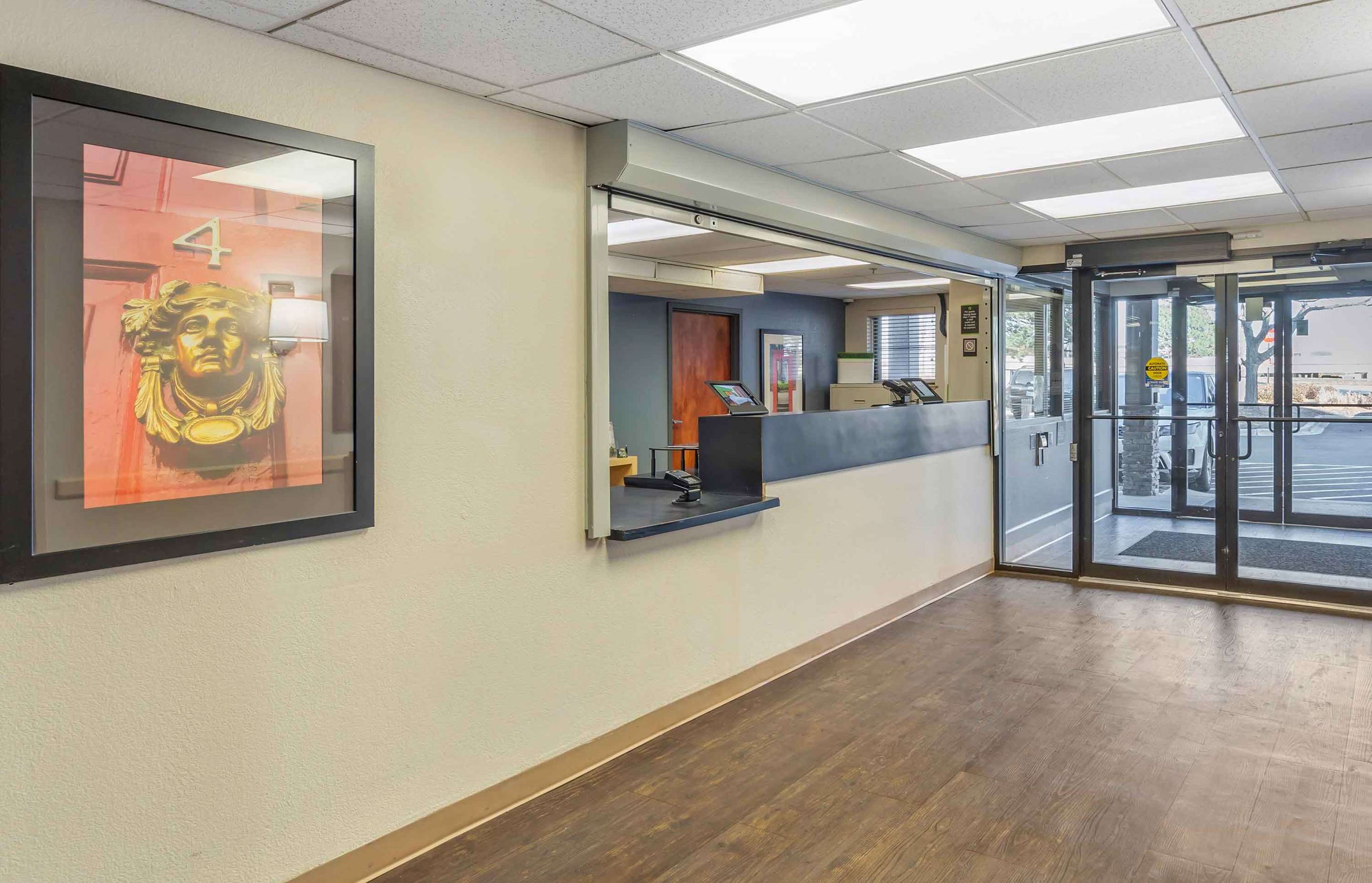 Lobby and Guest Check-in | Extended Stay America Suites - Chicago - Downers Grove