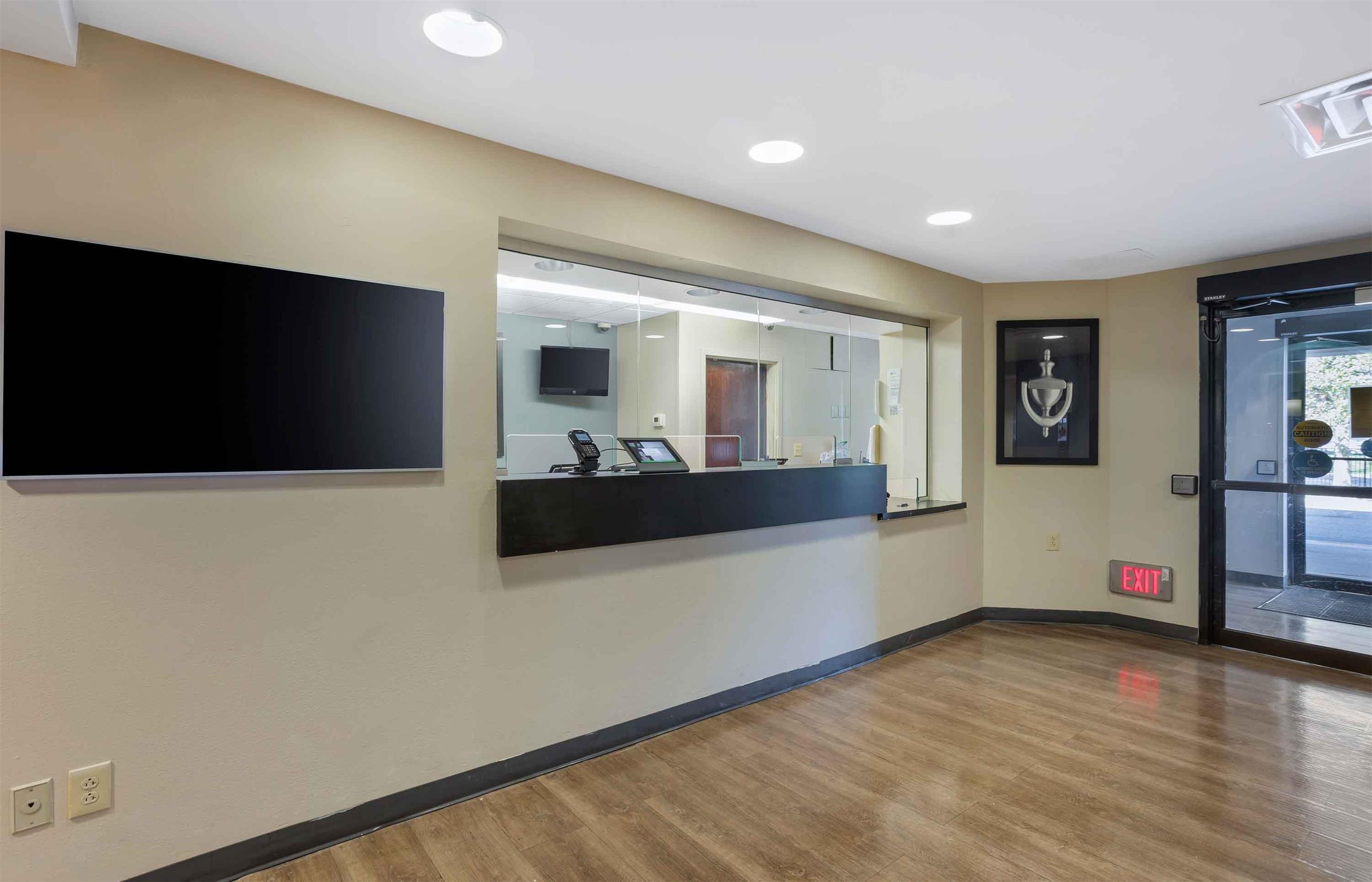 Lobby and Guest Check-in | Extended Stay America Suites - Philadelphia - Airport - Tinicum Blvd