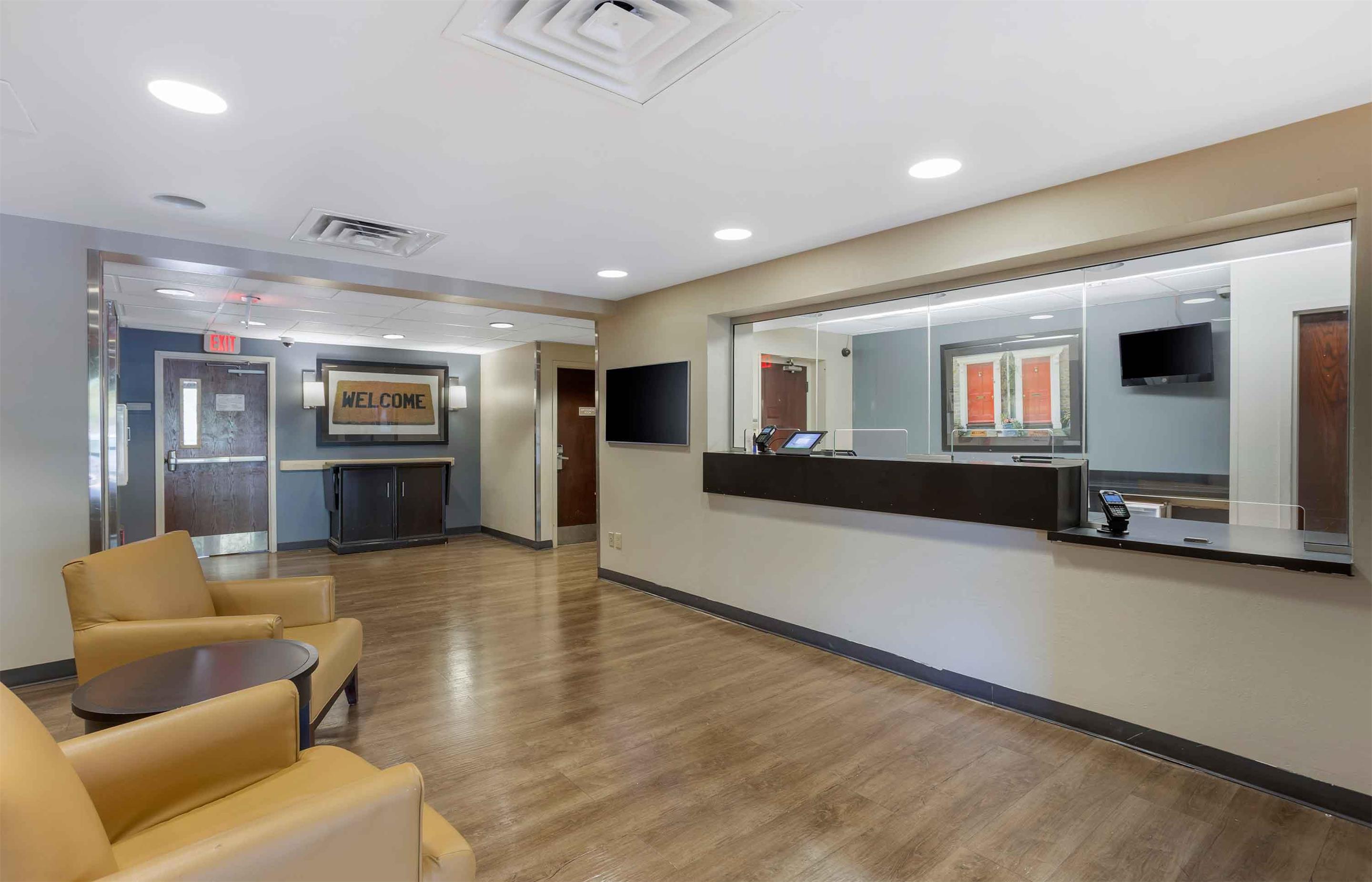 Lobby and Guest Check-in | Extended Stay America Suites - Philadelphia - Airport - Tinicum Blvd