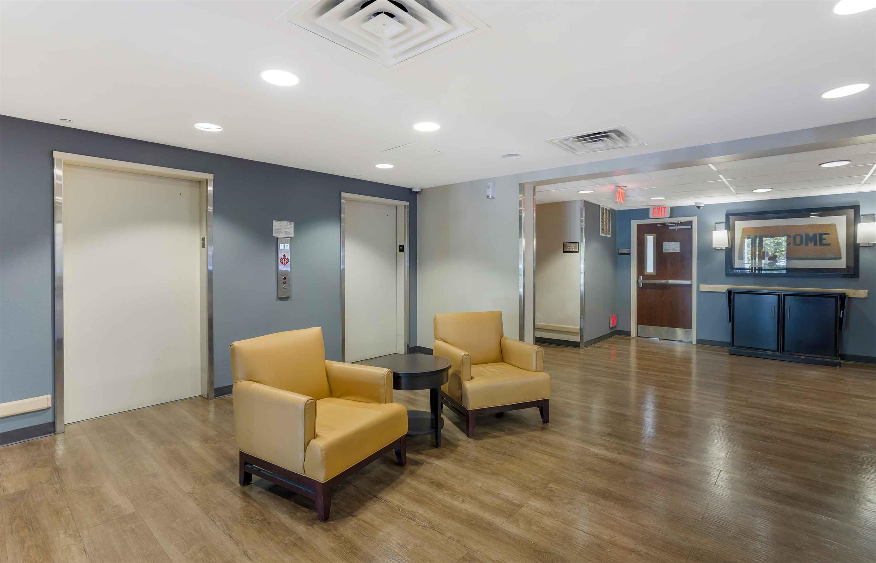 Lobby and Guest Check-in | Extended Stay America Suites - Philadelphia - Airport - Tinicum Blvd