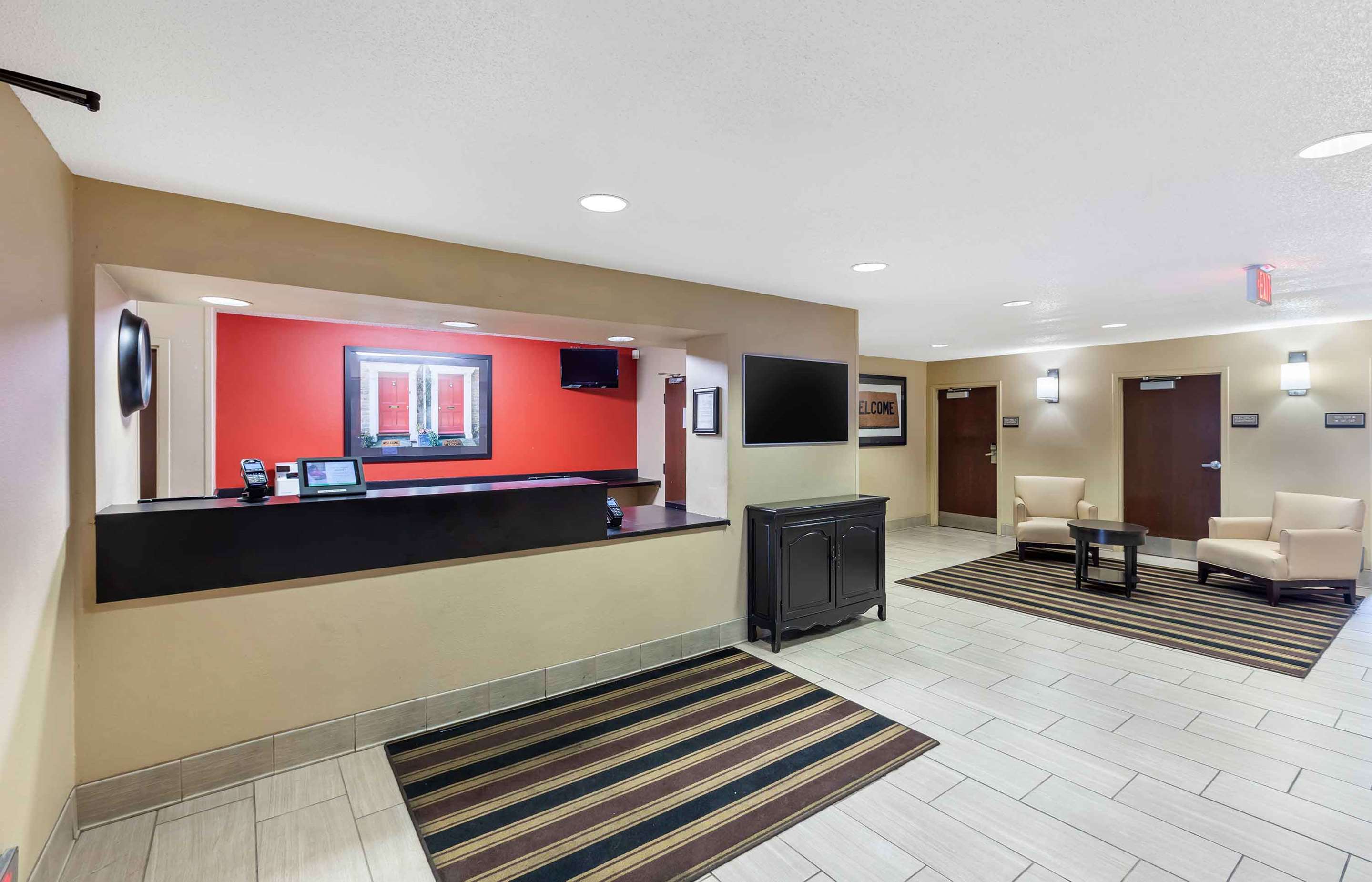 Lobby and Guest Check-in | Extended Stay America Suites Milwaukee Wauwatosa