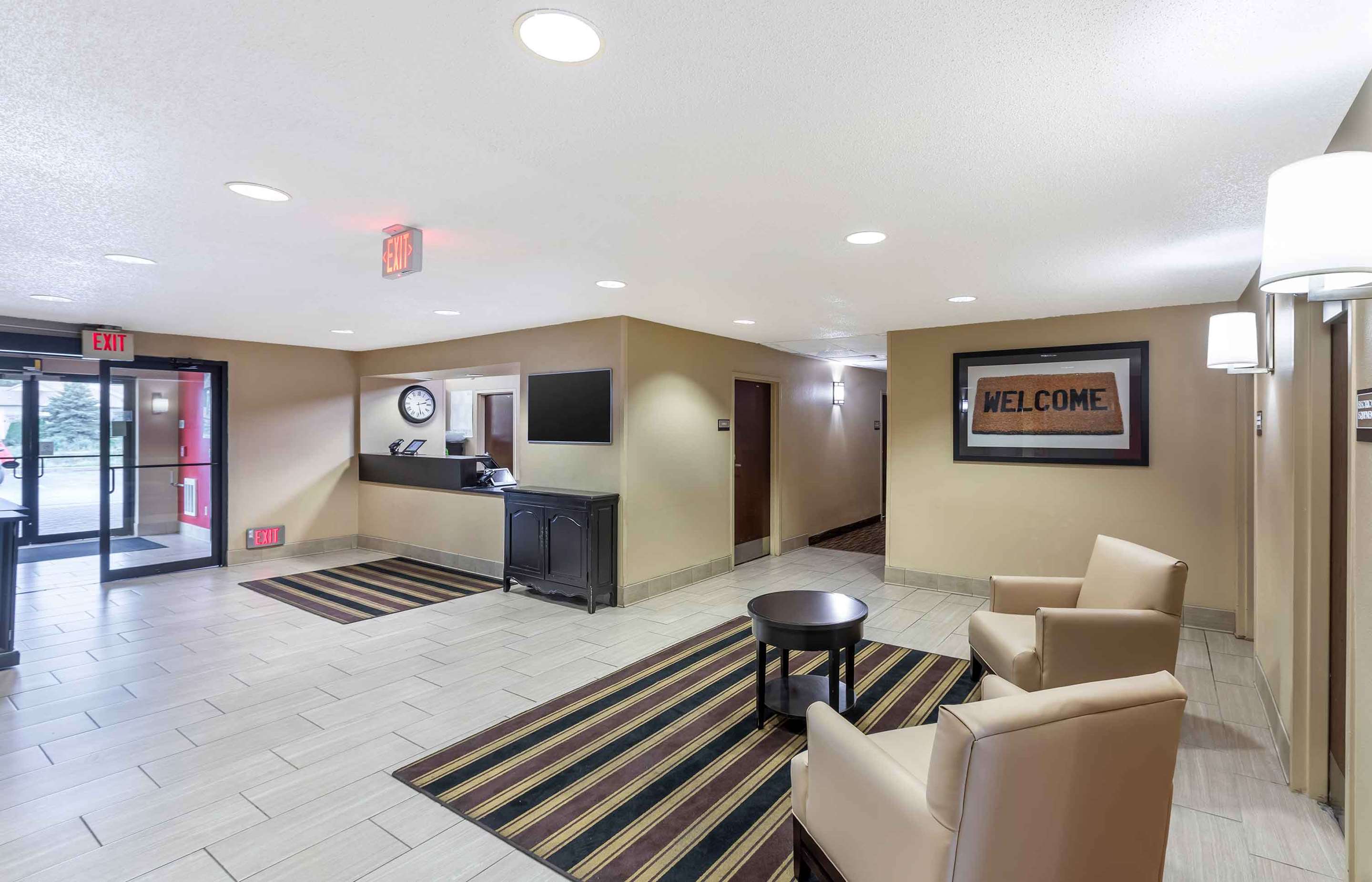 Lobby and Guest Check-in | Extended Stay America Suites Milwaukee Wauwatosa