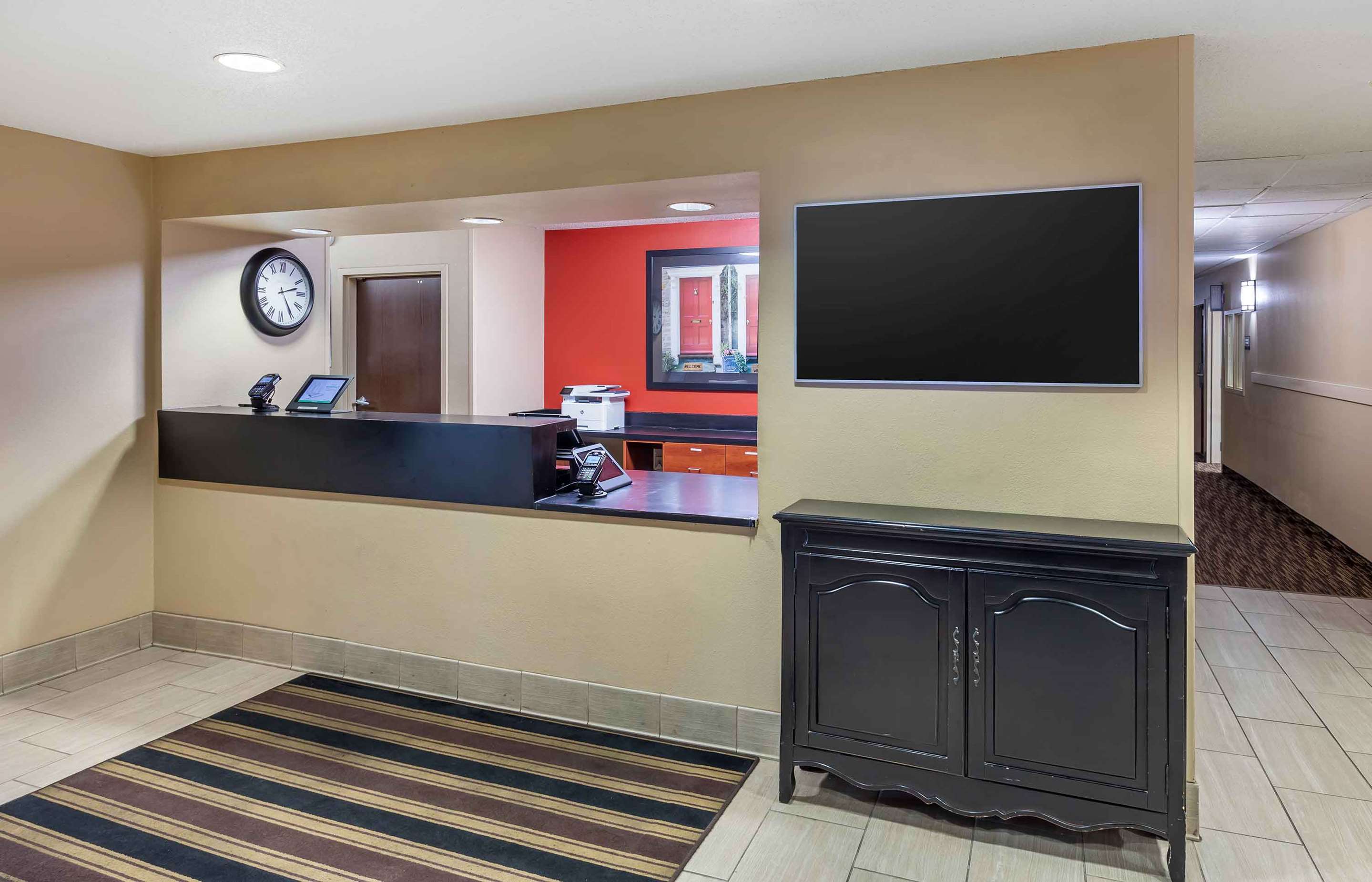 Lobby and Guest Check-in | Extended Stay America Suites Milwaukee Wauwatosa