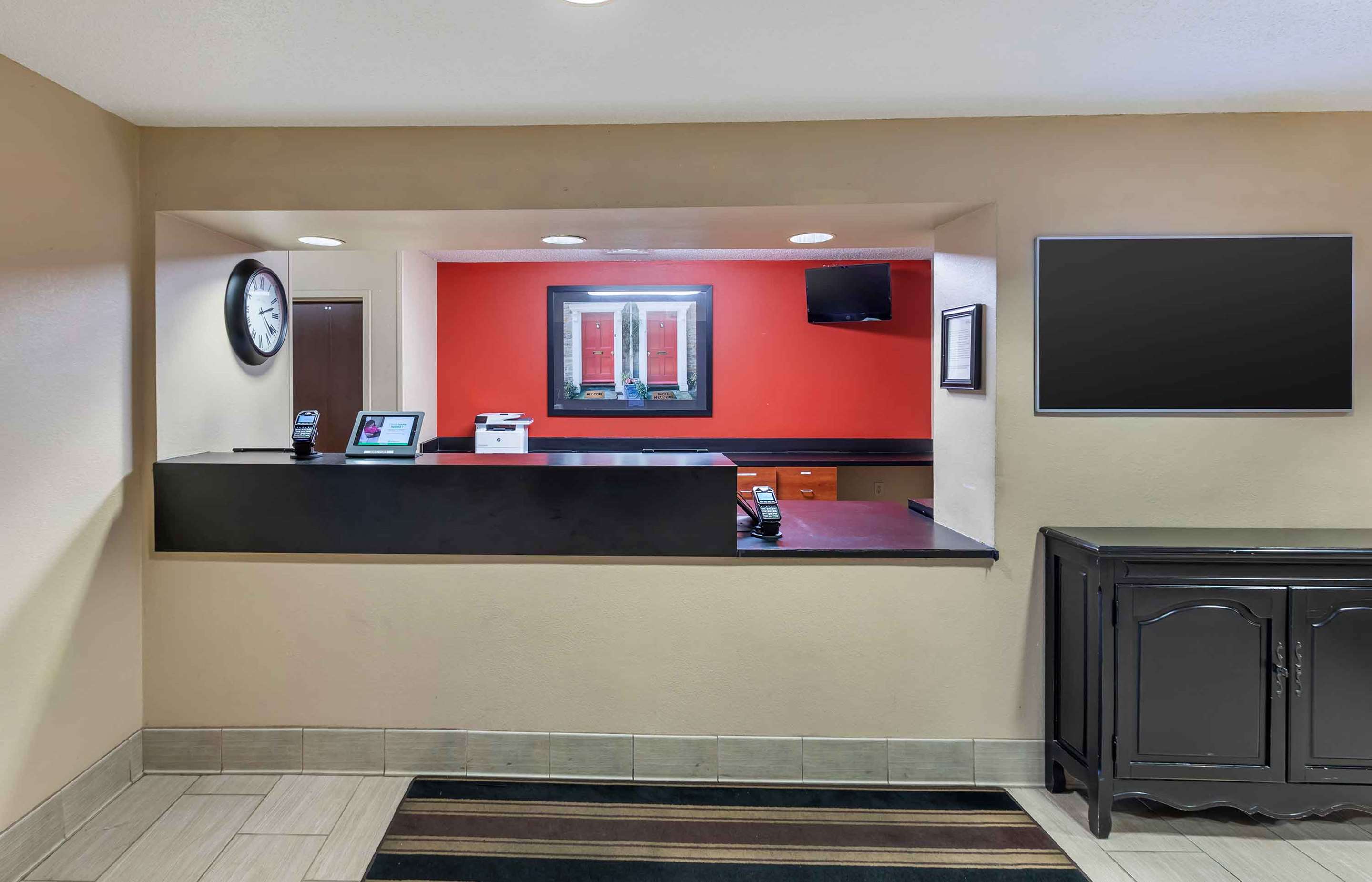 Lobby and Guest Check-in | Extended Stay America Suites Milwaukee Wauwatosa