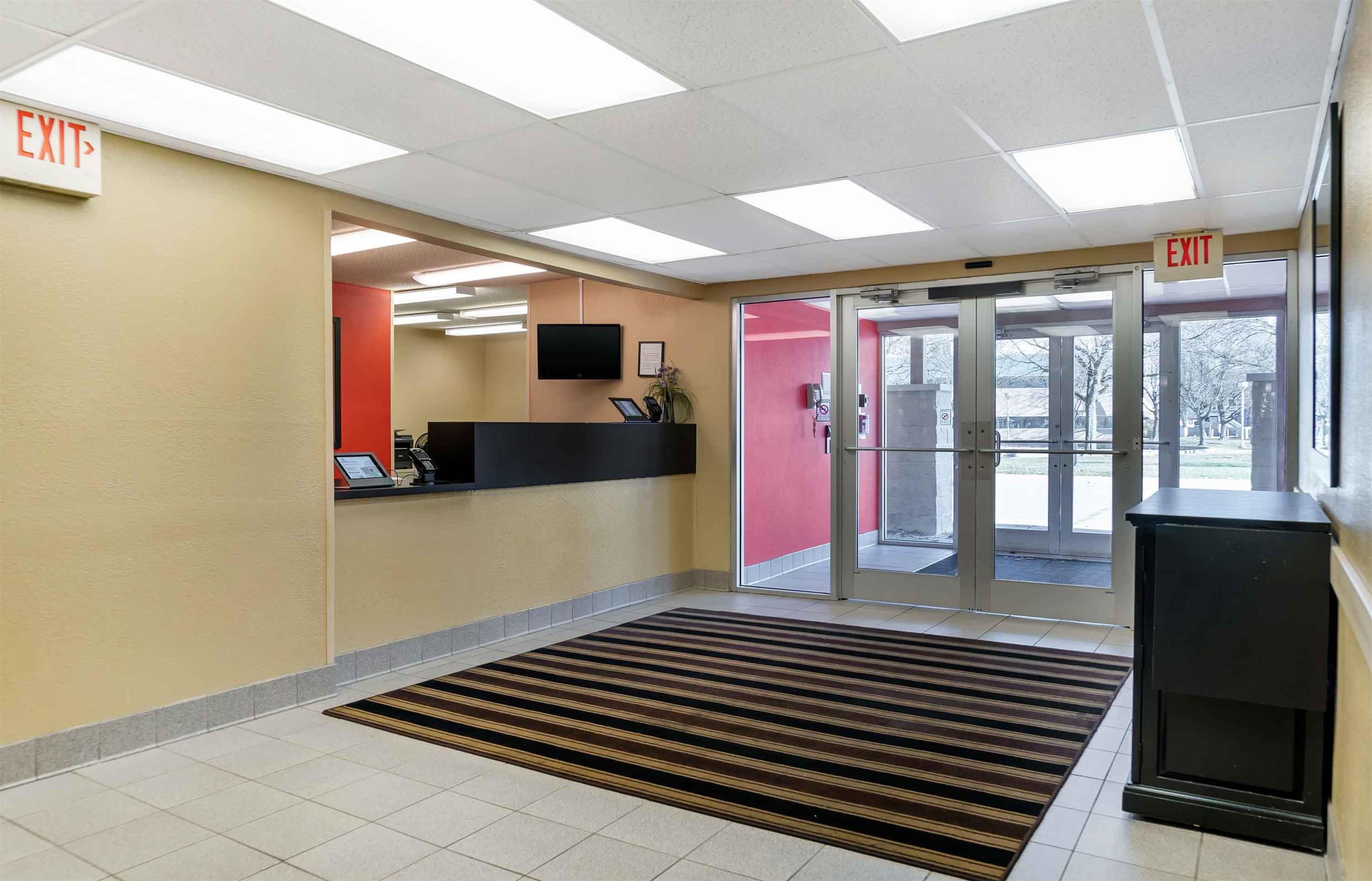 Lobby and Guest Check-in | Extended Stay America Suites Toledo Holland