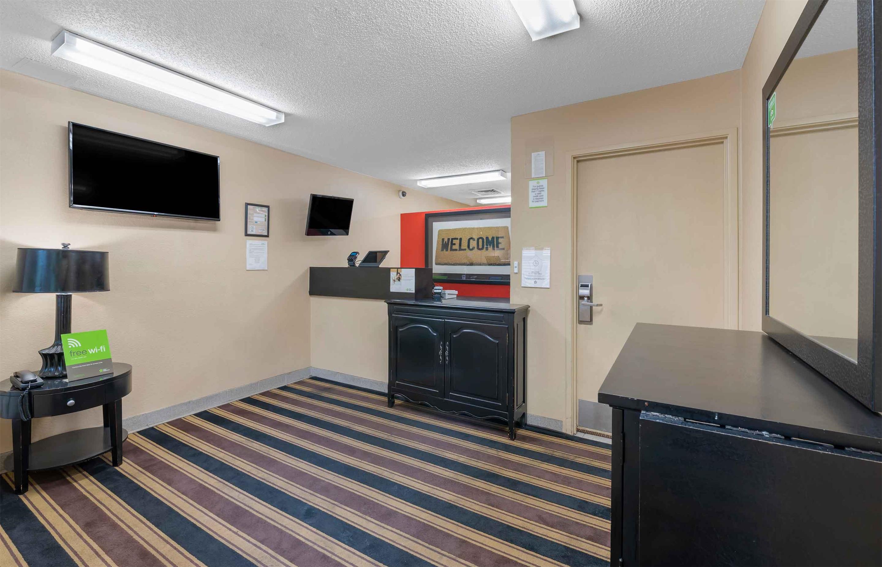 Lobby and Guest Check-in | Extended Stay America Suites Cincinnati Springdale I275