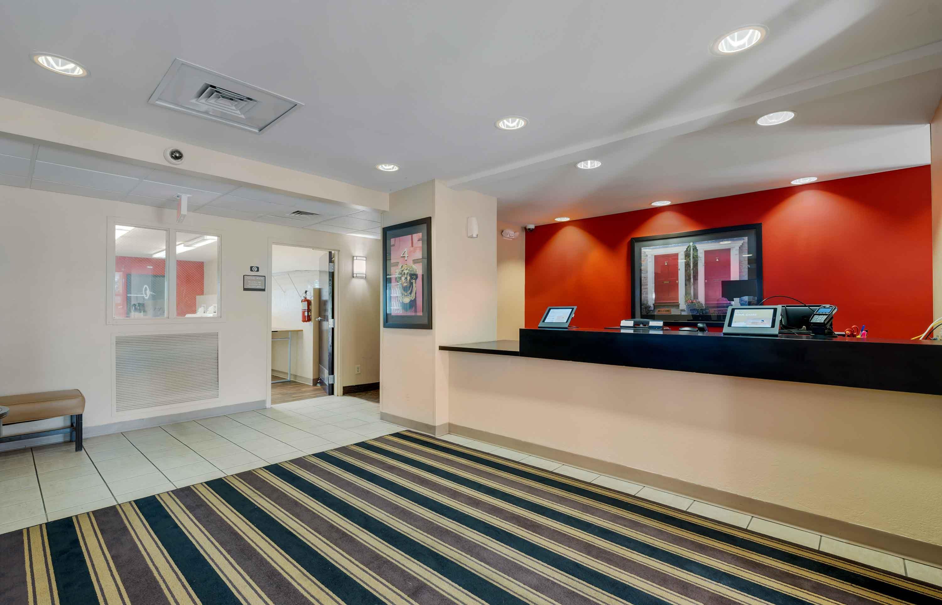 Lobby and Guest Check-in | Extended Stay America Suites Chicago Gurnee