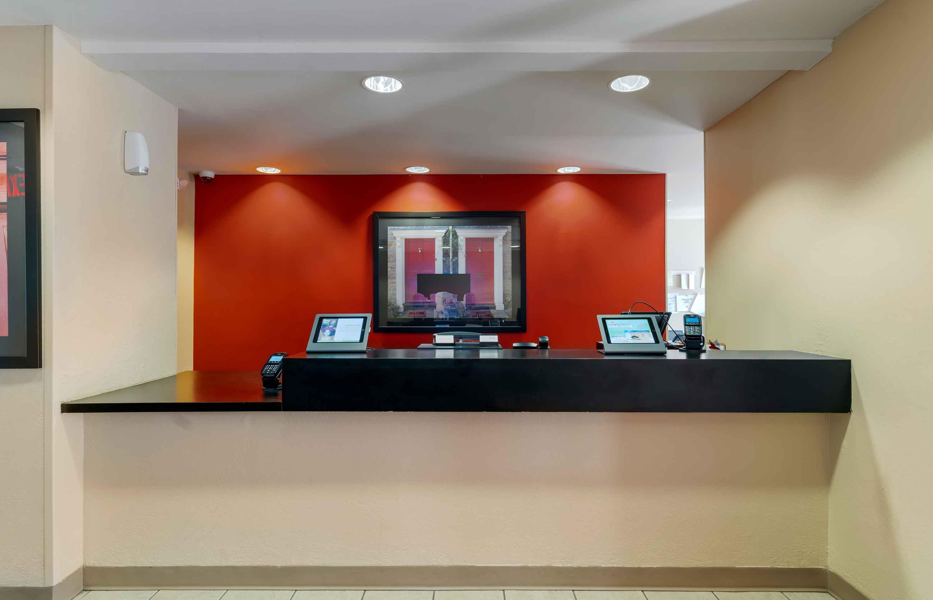 Lobby and Guest Check-in | Extended Stay America Suites Chicago Gurnee