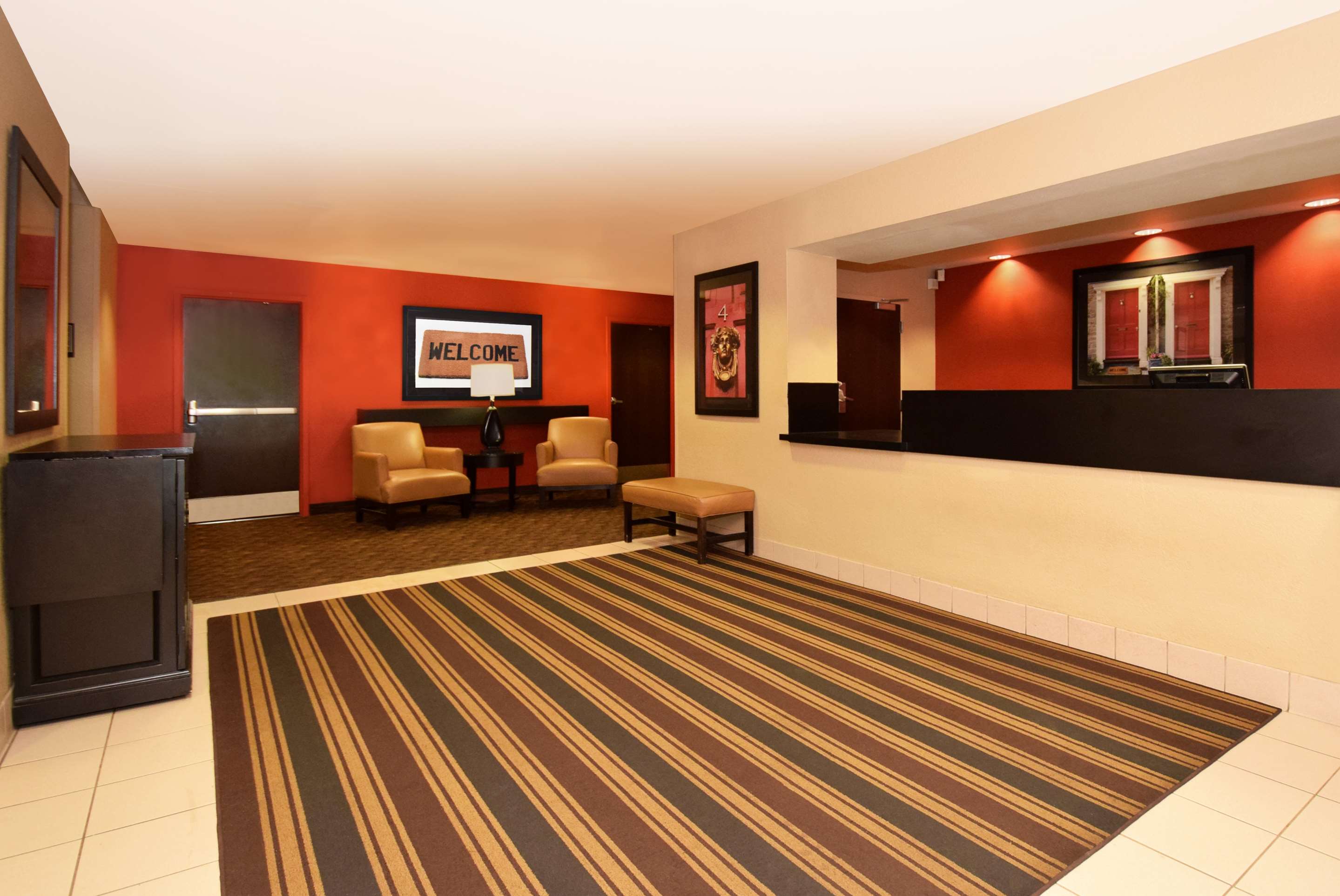 Lobby and Guest Check-in | Extended Stay America Suites - Detroit - Auburn Hills - I -75