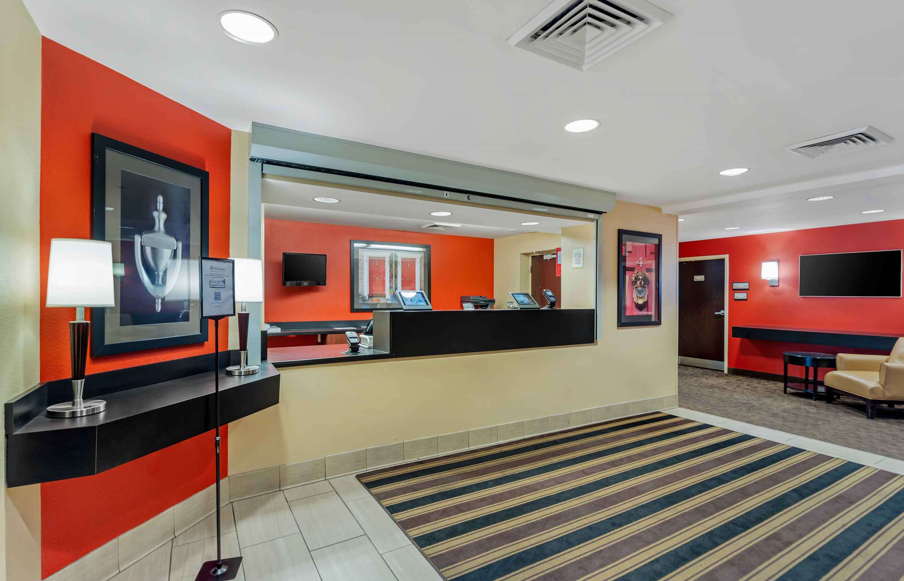 Lobby and Guest Check-in | Extended Stay America Suites - Chicago - O'Hare