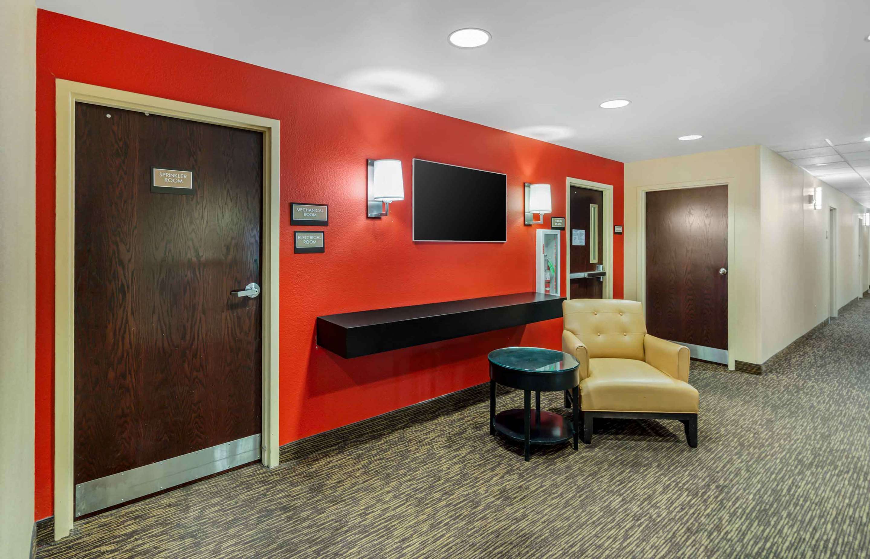 Lobby and Guest Check-in | Extended Stay America Suites - Chicago - O'Hare