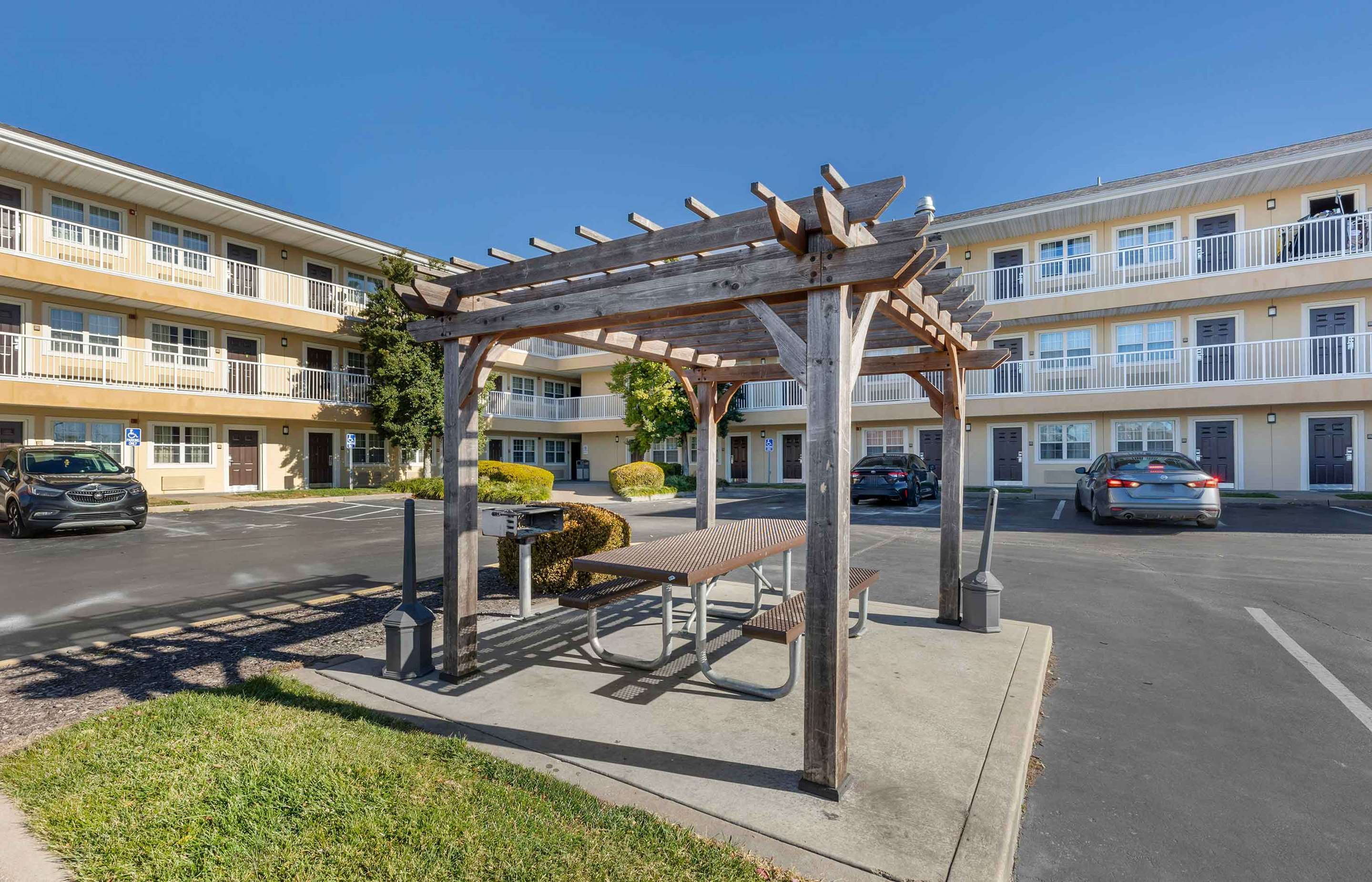 Picnic Area | Extended Stay America Suites - St Louis - Westport - East Lackland Rd