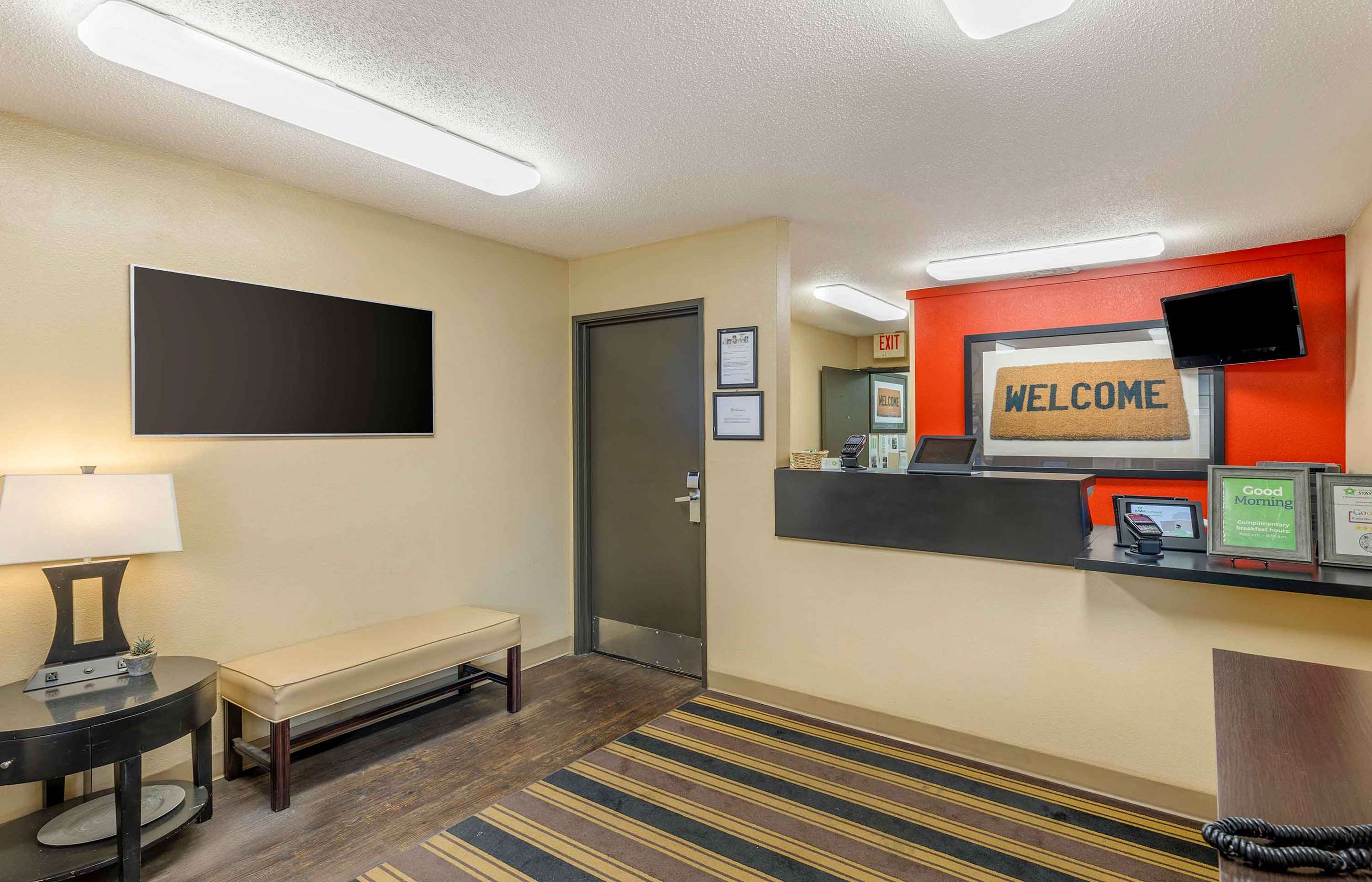 Lobby and Guest Check-in | Extended Stay America Suites - St Louis - Westport - East Lackland Rd