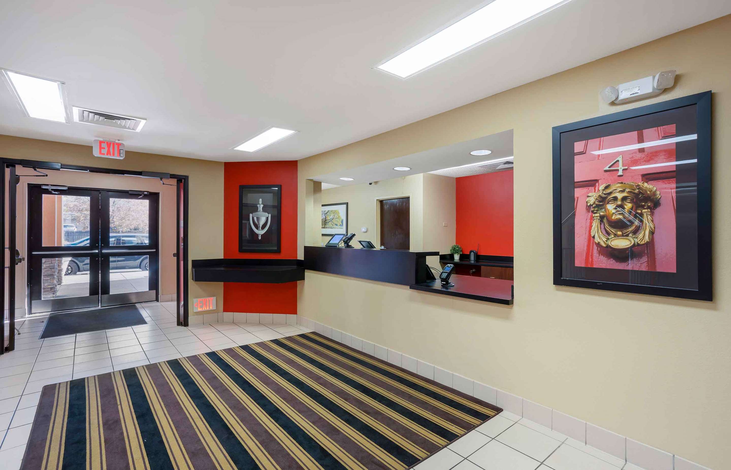 Lobby and Guest Check-in | Extended Stay America Select Suites Springfield South
