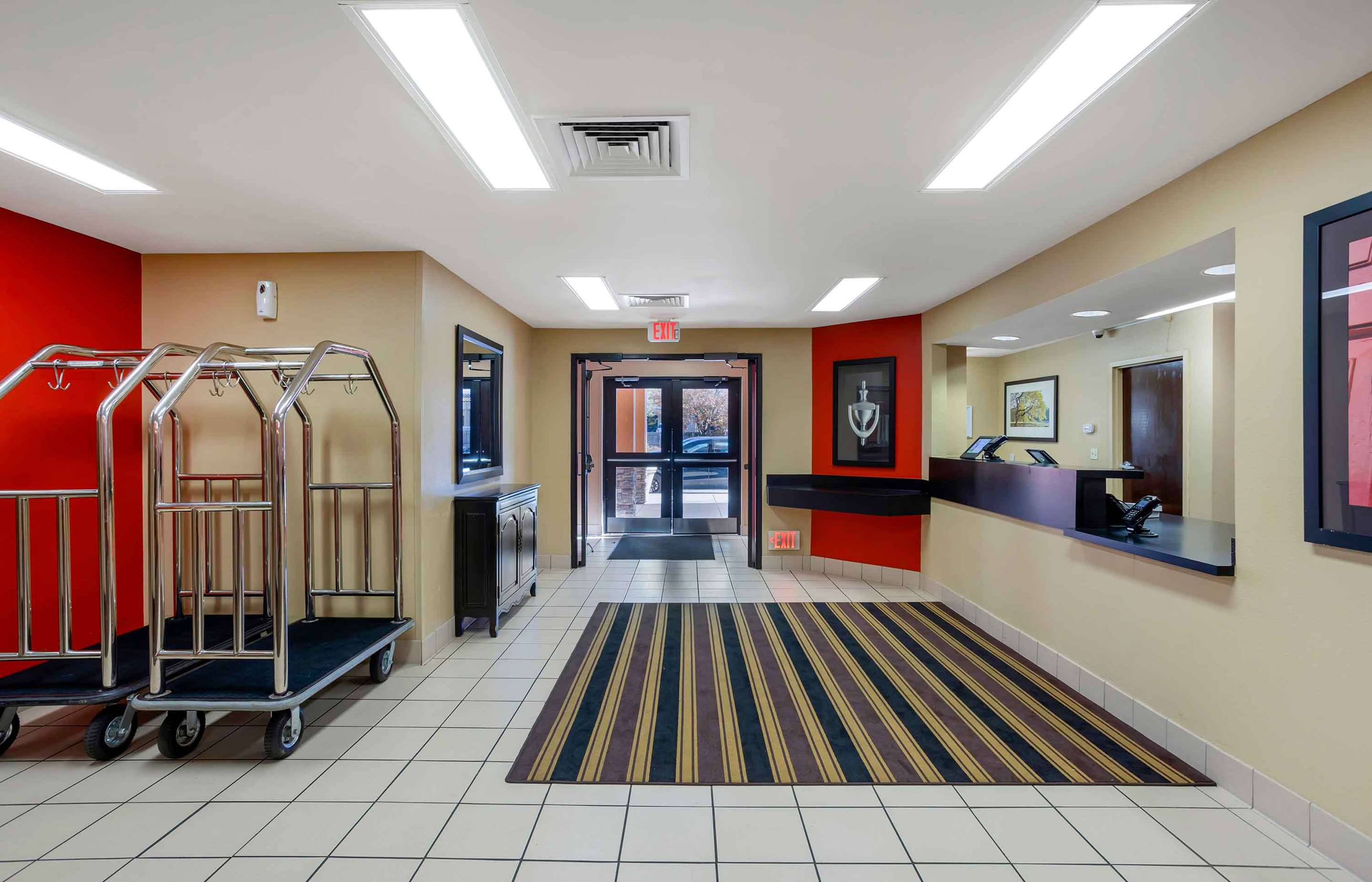 Lobby and Guest Check-in | Extended Stay America Select Suites Springfield South
