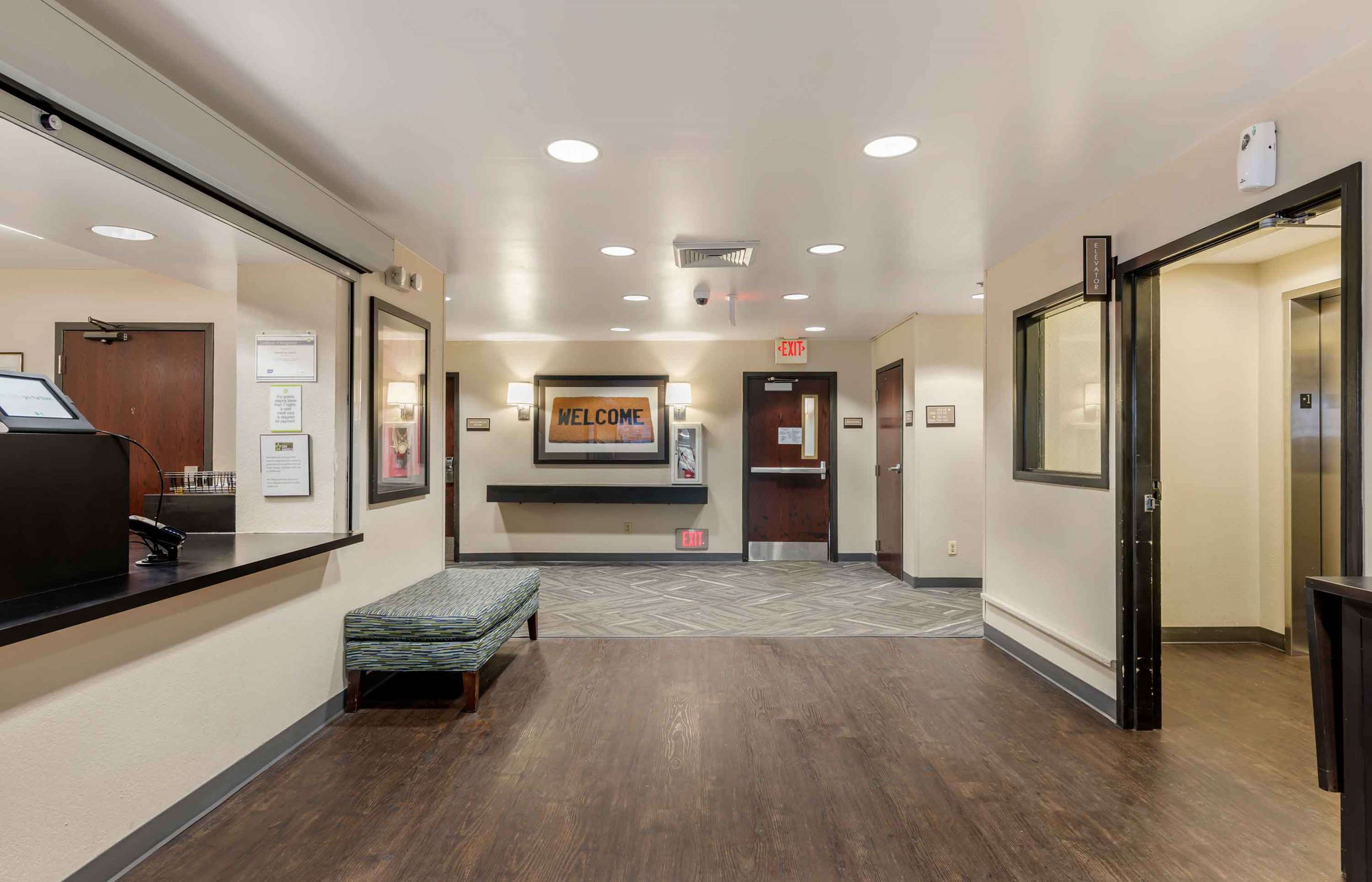 Lobby and Guest Check-in | Extended Stay America Suites - Minneapolis - Eden Prairie - Valley View Road
